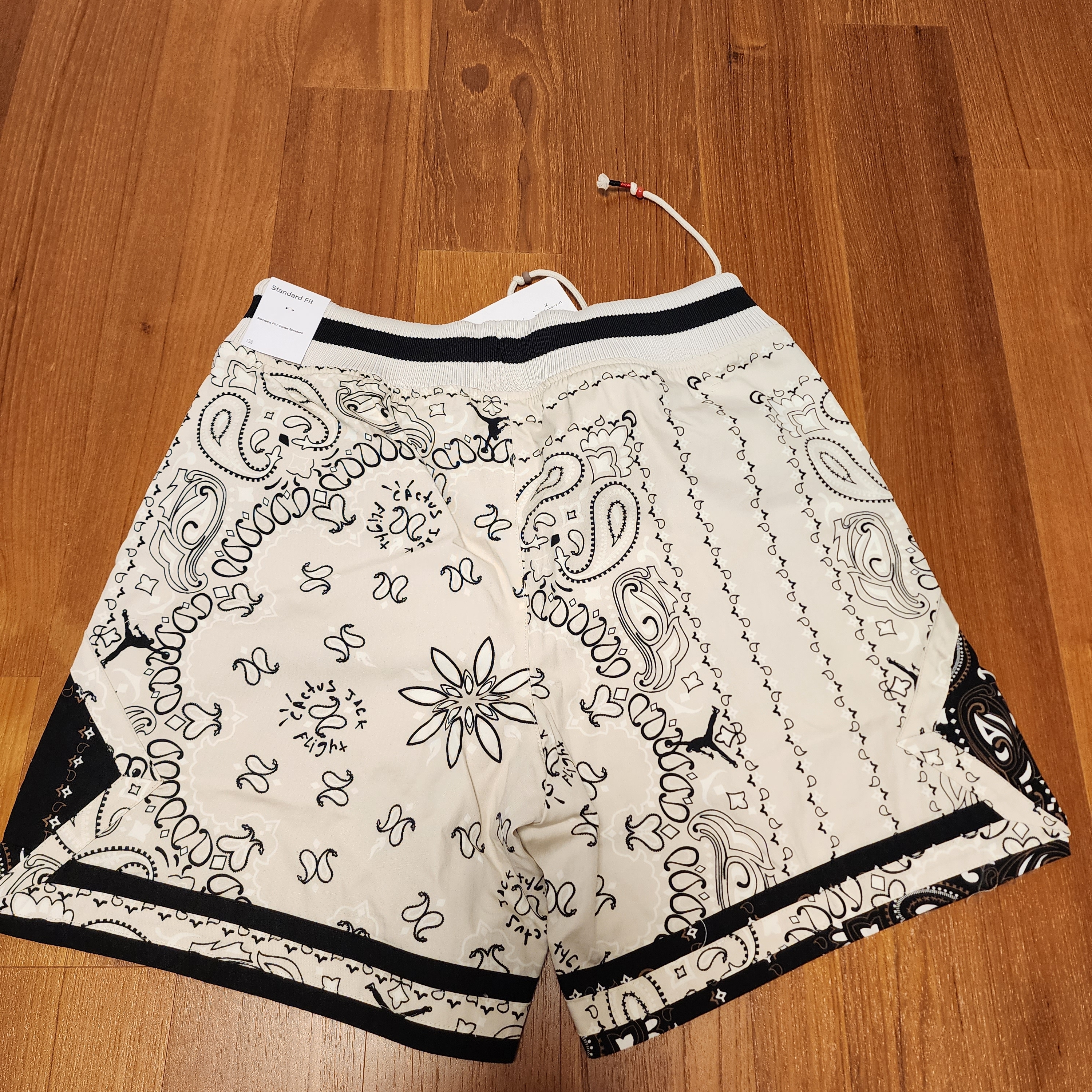 Jordan x Travis Scott Shorts Light Iron Ore - US/EU 착용 스타일 - 2
