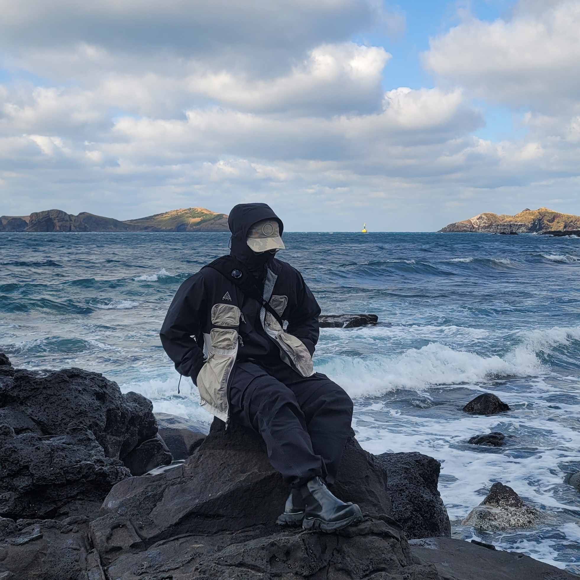 C.P. Company Nylon B Crossbody Rucksack Black - 22FW, Supreme x Stone Island Reactive Ice Camo Ripstop Camp Cap Tan - 22SS 착용 스타일 - 1