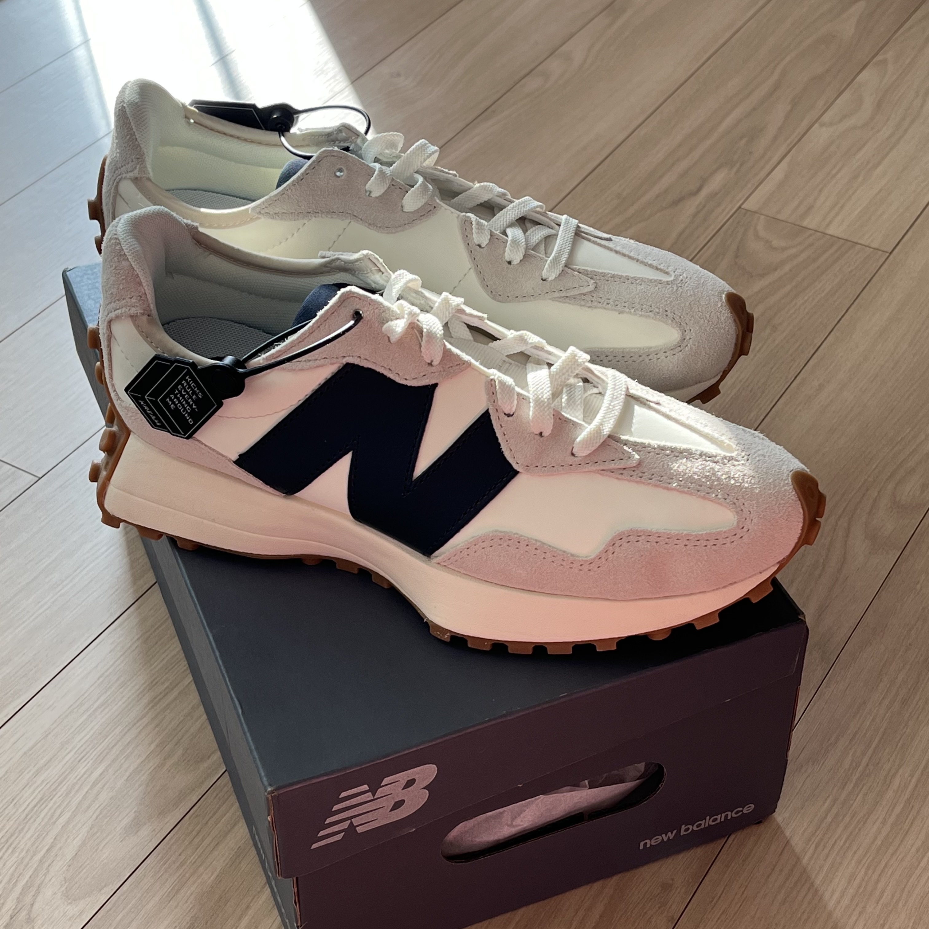 (W) New Balance 327 Beige Gum 착용 스타일
