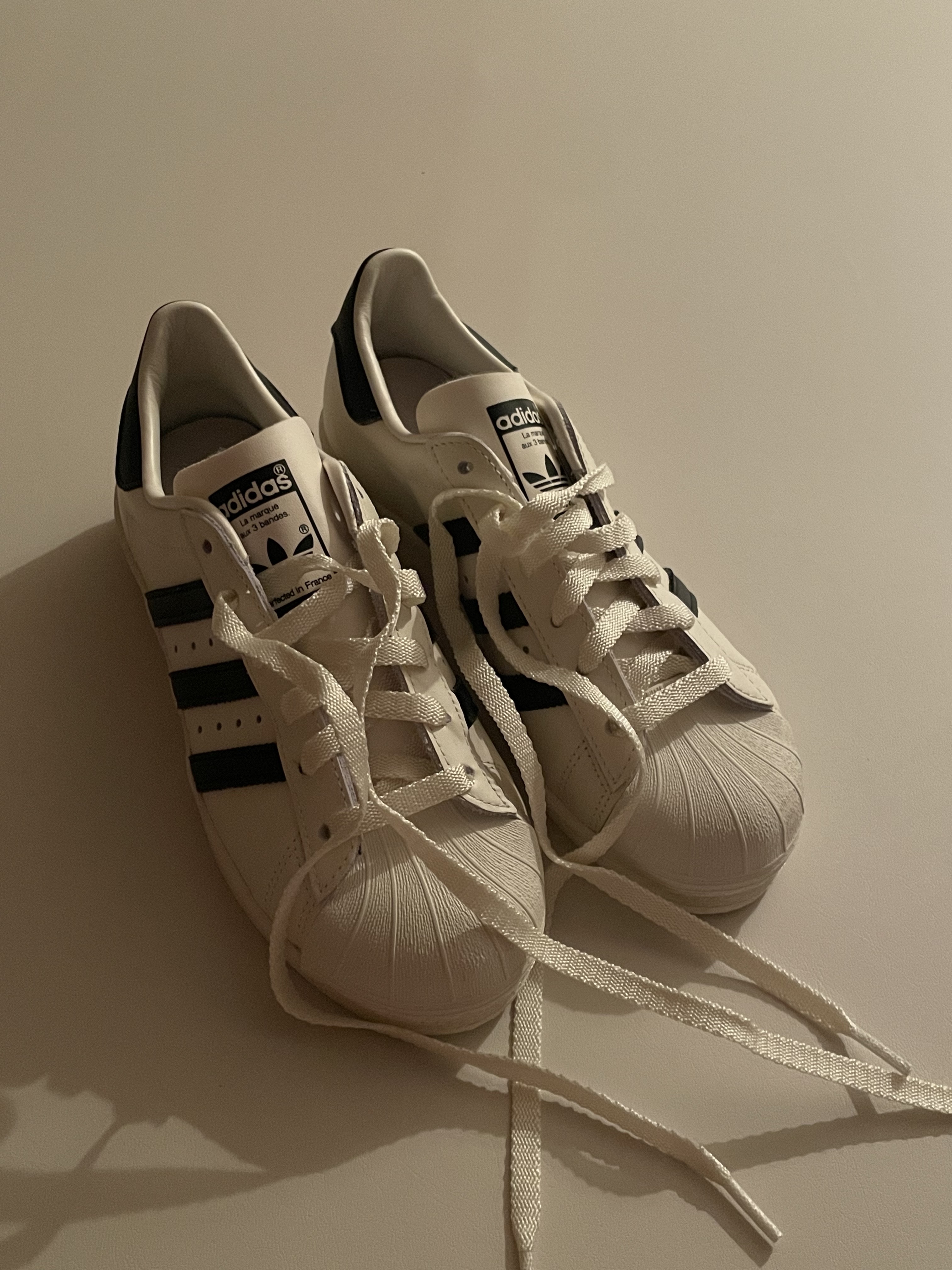 Adidas Superstar 82 White Black 착용 스타일