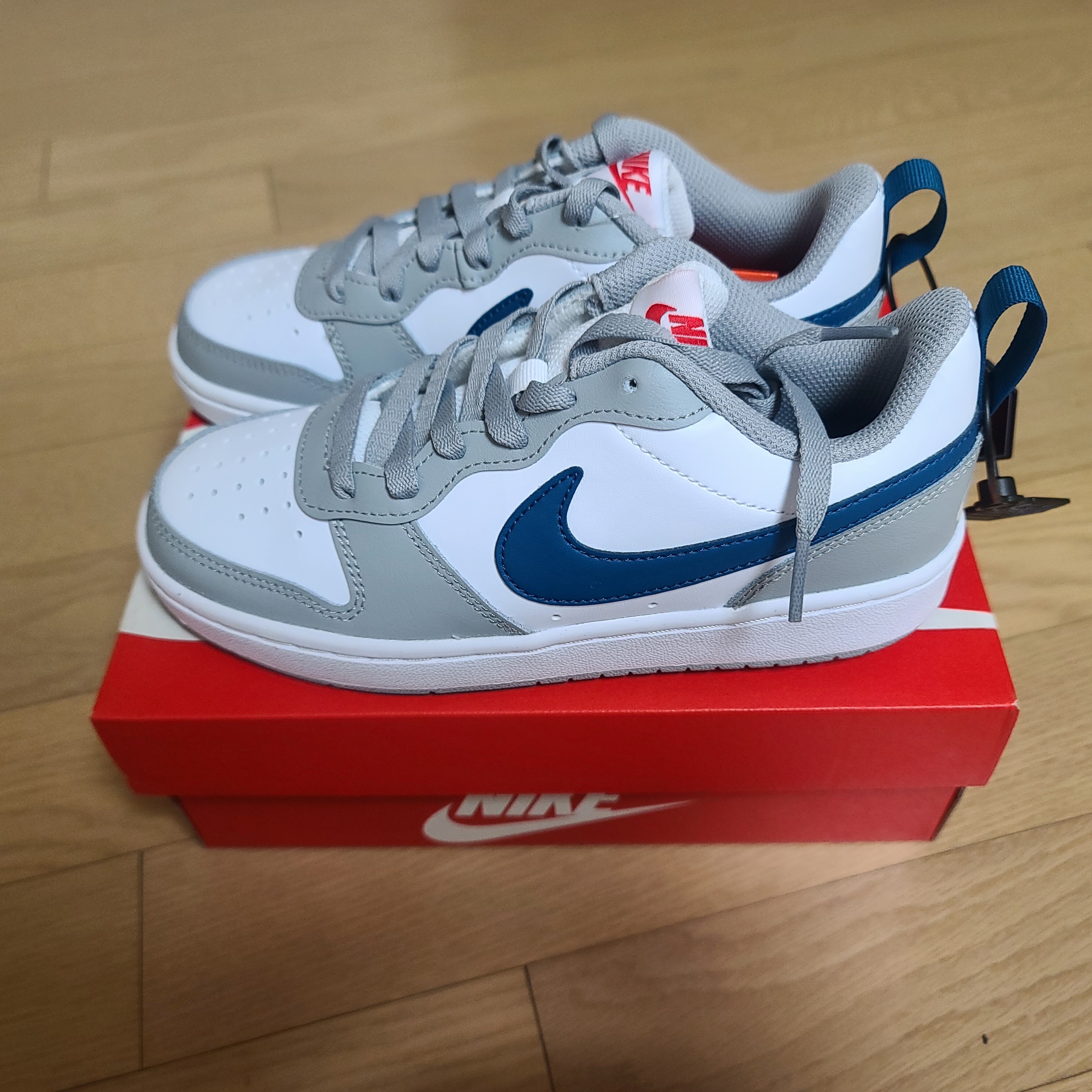 (GS) Nike Court Borough Low 2 Light Smoke Grey 착용 스타일 - 1