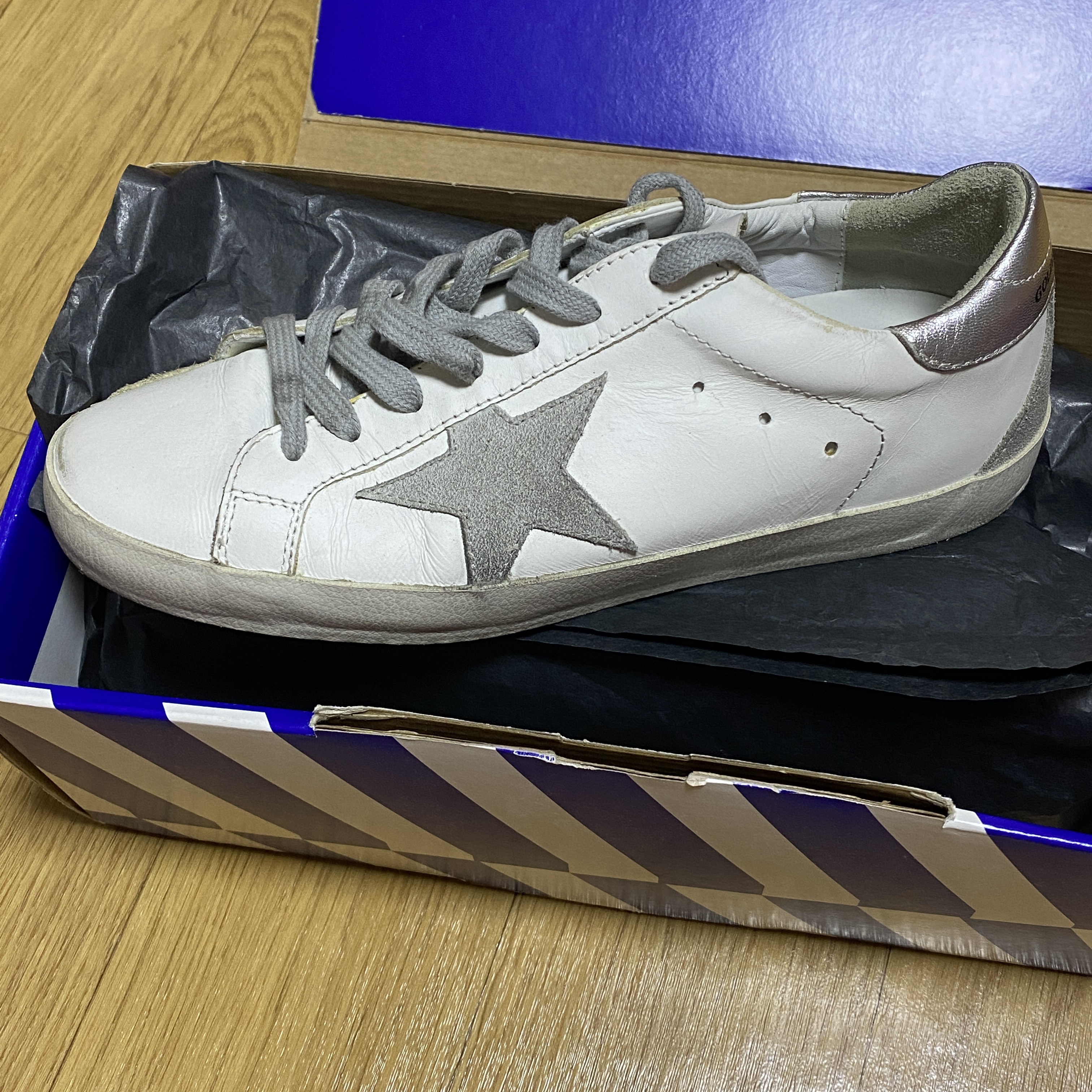 Golden Goose Superstar White Silver Heel Tab Sneakers 착용 스타일