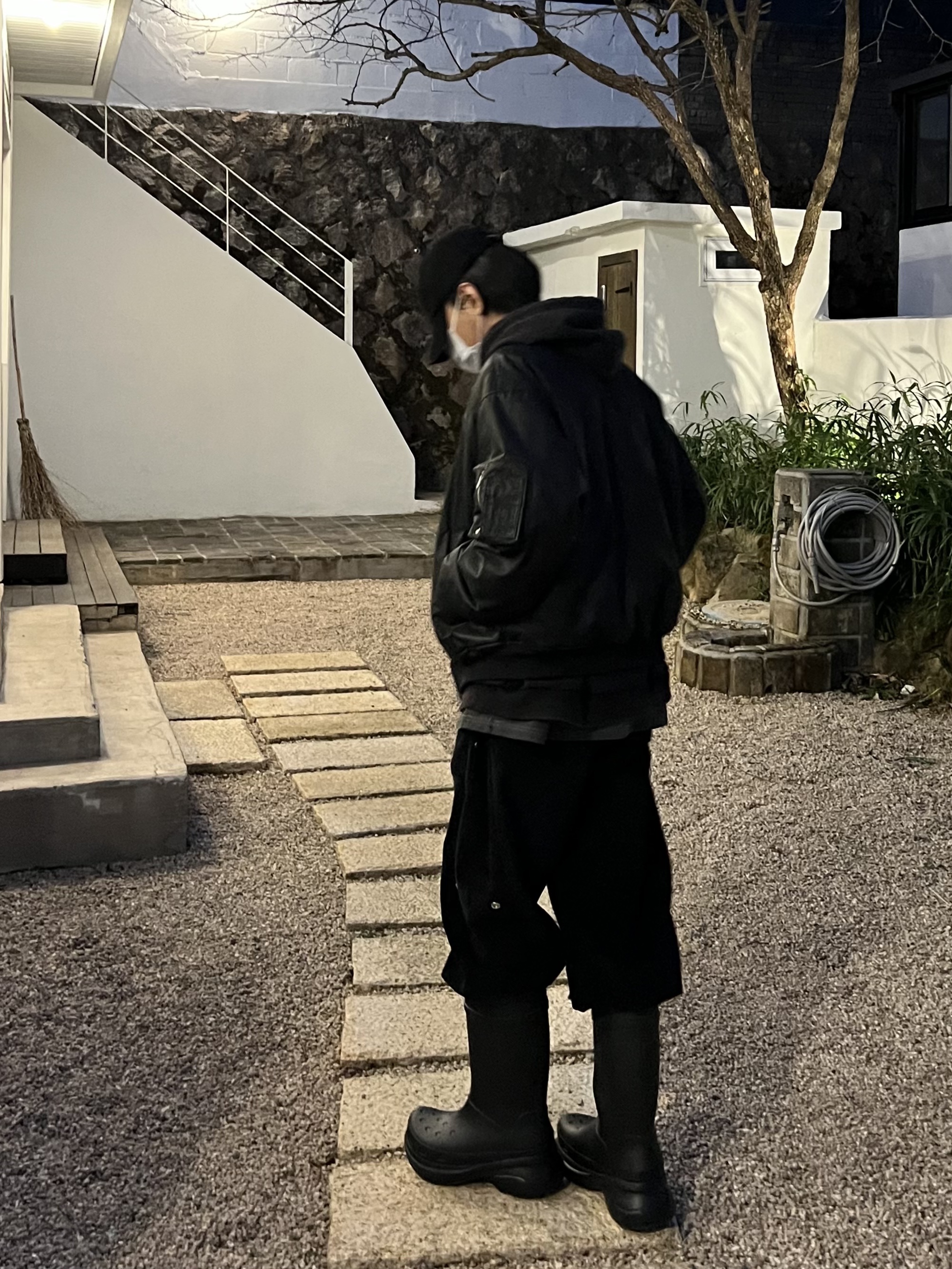 Balenciaga x Crocs Rubber Boot Black 착용 스타일 - 3