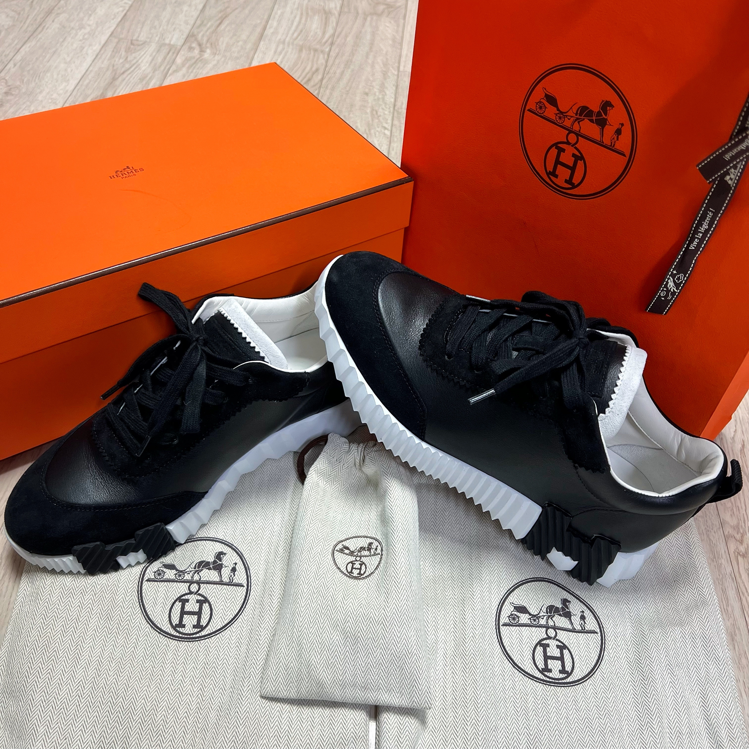Hermes Bouncing Sneakers Calfskin Suede Goatskin & Noir 착용 스타일