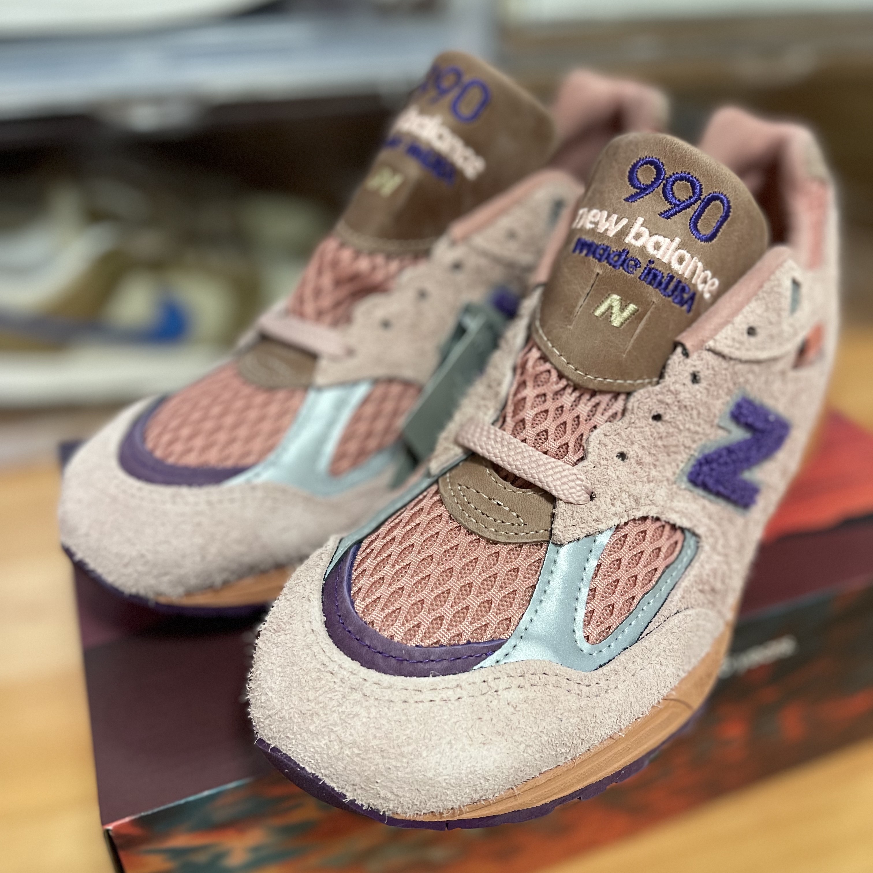 New Balance x Salehe Bembury 990v2 Made in USA Misty Rose 착용 스타일 - 2