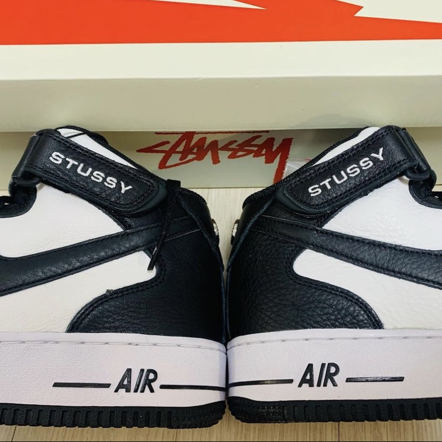 Nike x Stussy Air Force 1 '07 Mid SP Black and Light Bone 착용 스타일 - 3