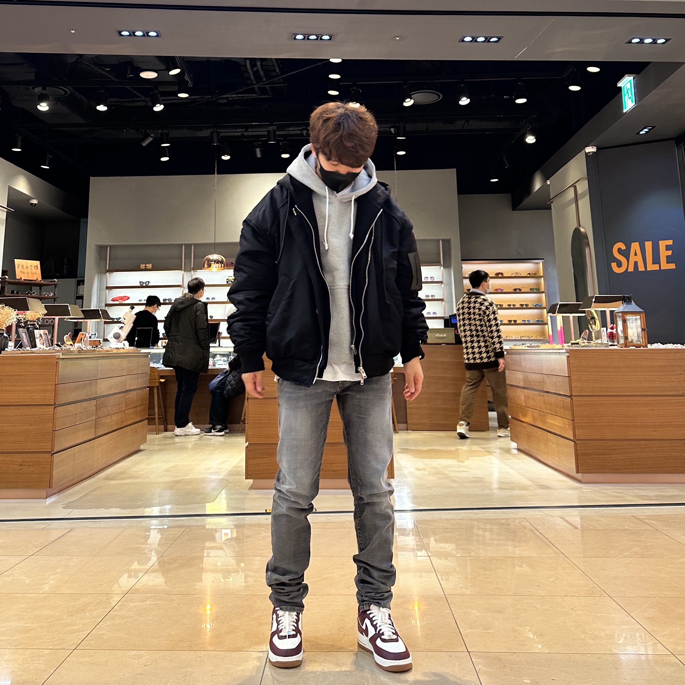 Nike Air Force 1 '07 LV8 Night Maroon, Undermycar Legion.03 Slim Fit Blue Stitch Washed Jeans Washed Gray 착용 스타일 - 2