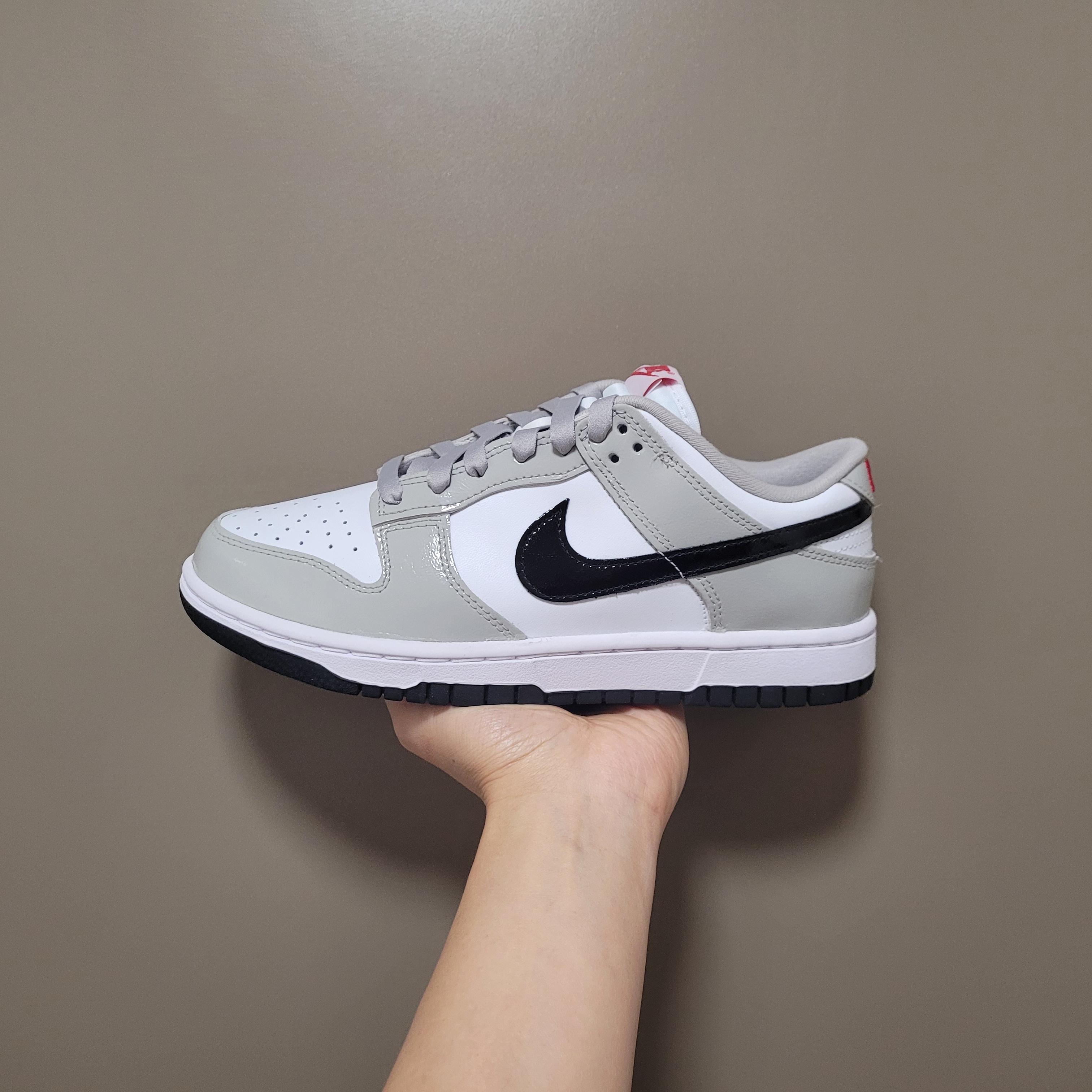 (W) Nike Dunk Low Essential Light Iron Ore Black 착용 스타일 - 1