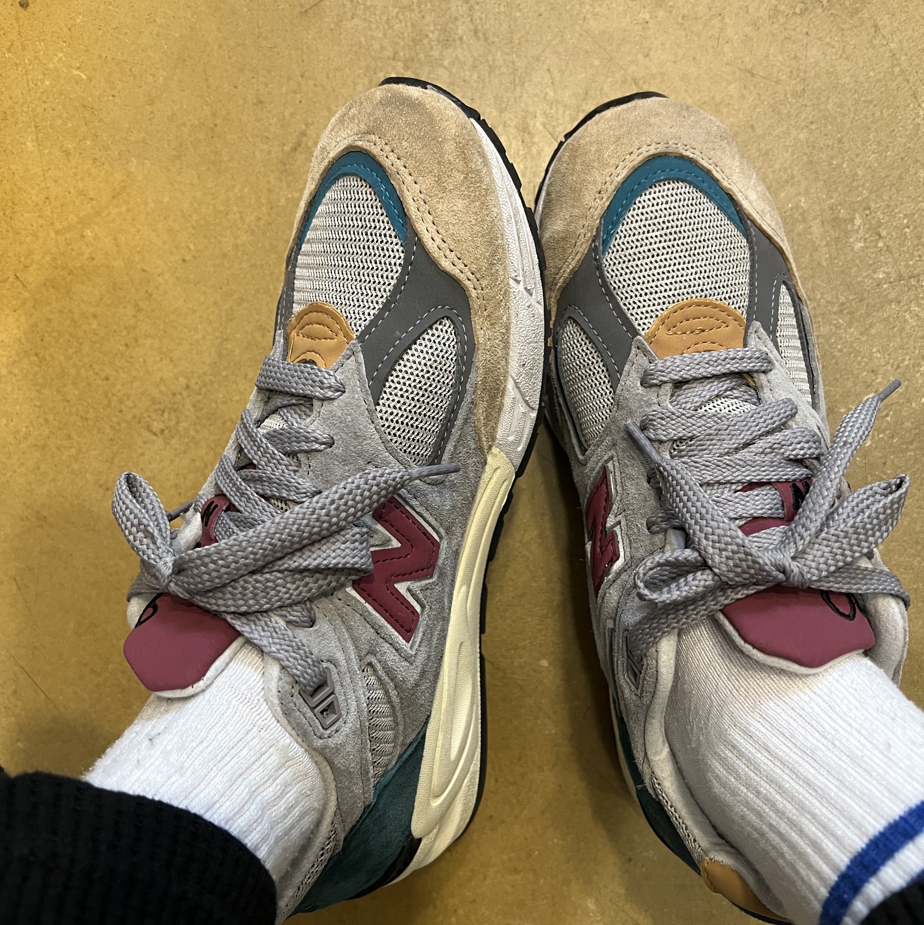 New Balance 990v2 Made in USA Grey Tan 착용 스타일