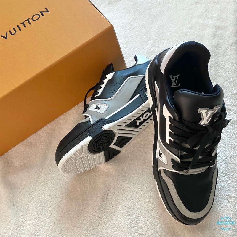Louis Vuitton LV Trainer Sneakers Black, Louis Vuitton Monogram Classic Muffler Black 착용 스타일 - 4