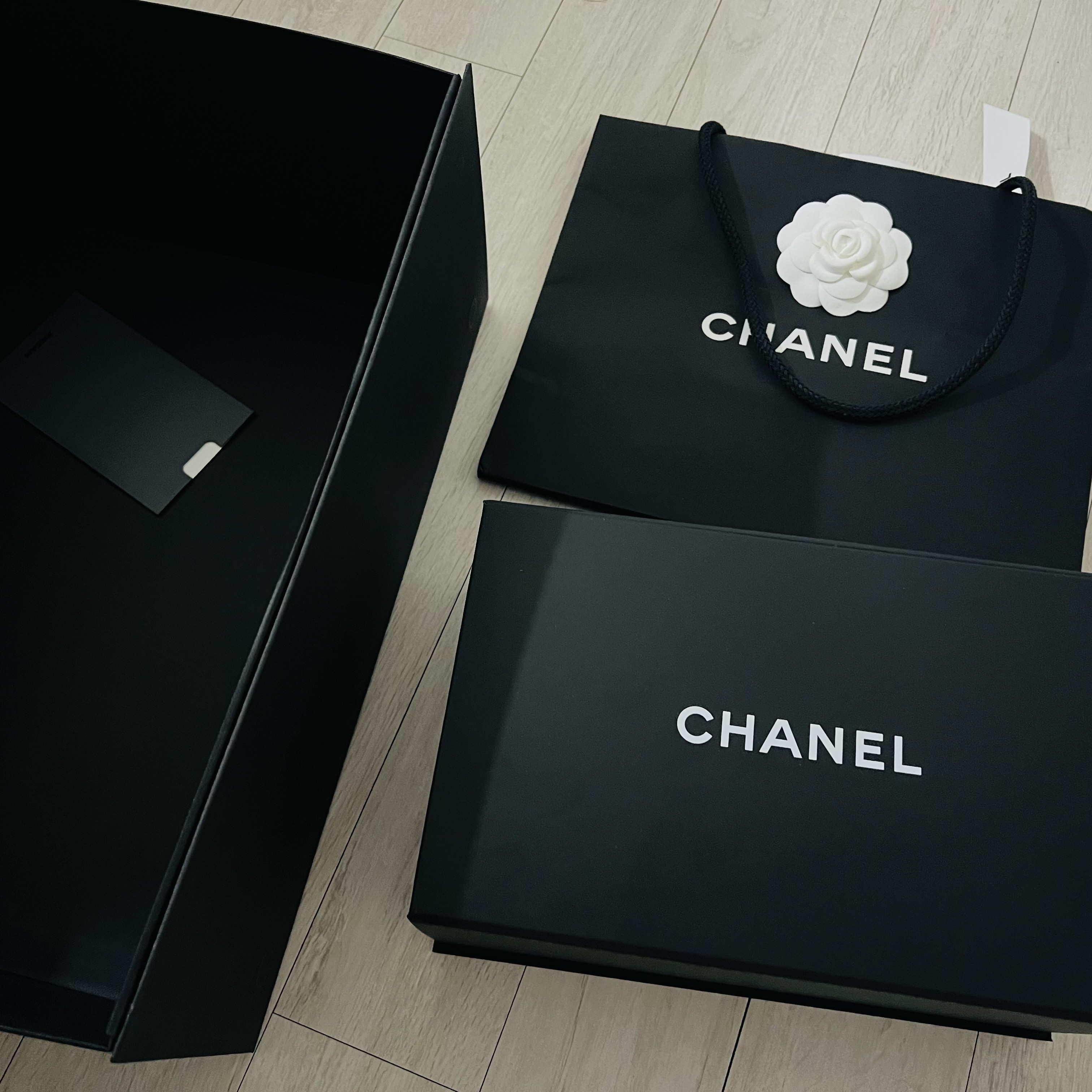 Chanel Flap Bag Lambskin & Gold White 착용 스타일 - 2