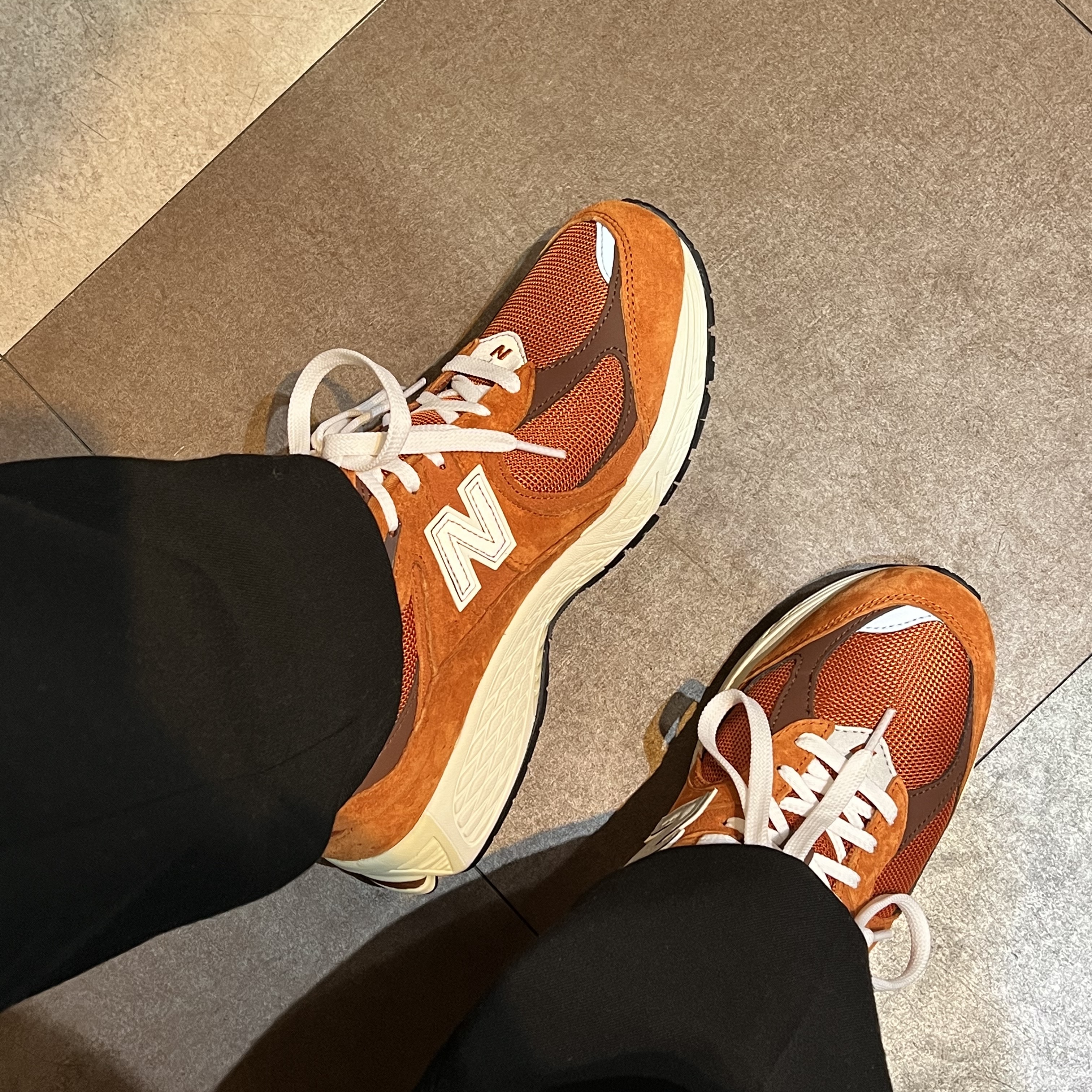 New Balance 2002R Rust Oxide 착용 스타일