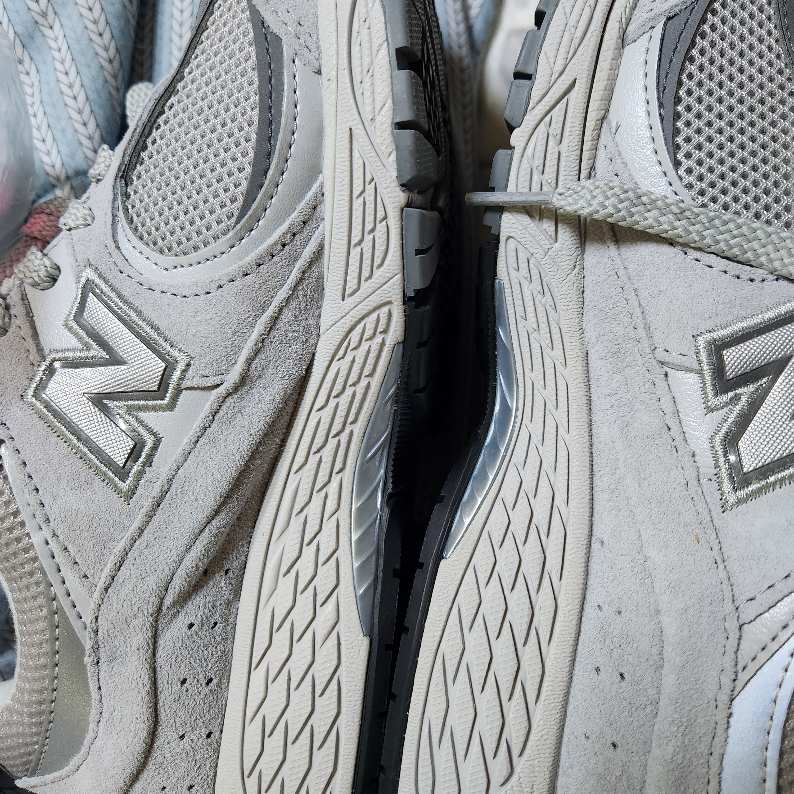 New Balance 2002R T2 Gray 착용 스타일 - 1