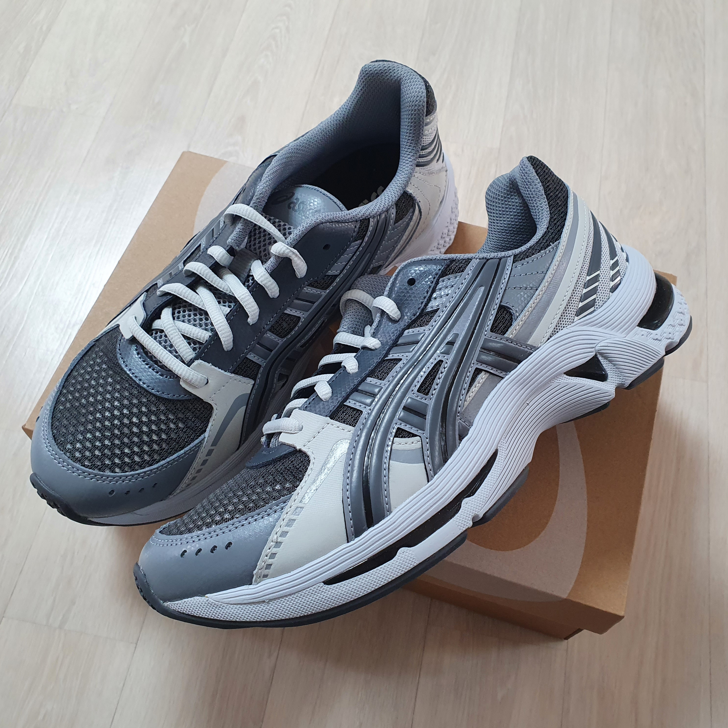 Asics Gel-Kyrios Carrier Grey 착용 스타일