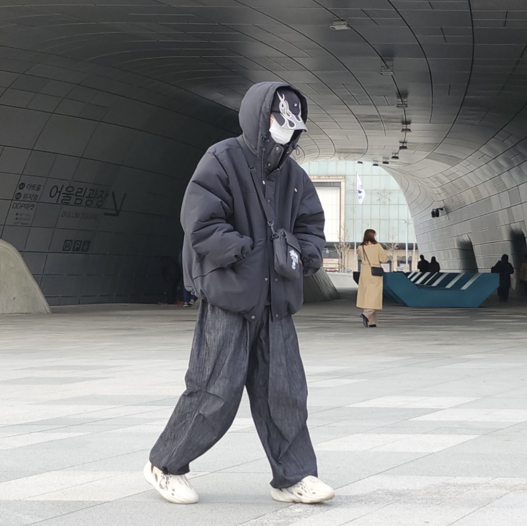 Yeezy Gap Engineered By Balenciaga Flame Cap Black, Adidas Yeezy Foam RNNR Ararat 착용 스타일 - 1