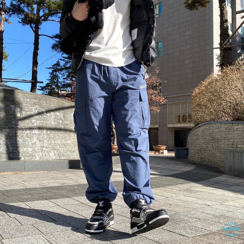 Louis Vuitton LV Trainer Sneakers Black, Louis Vuitton Monogram Classic Muffler Black 착용 스타일 - 3