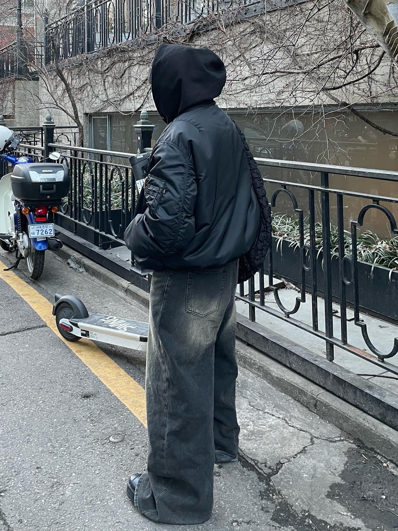 Converse x Ambush Chuck Taylor All Star Duck Boot Black, COS Quilted Oversized Shoulder Bag Black 착용 스타일 - 2