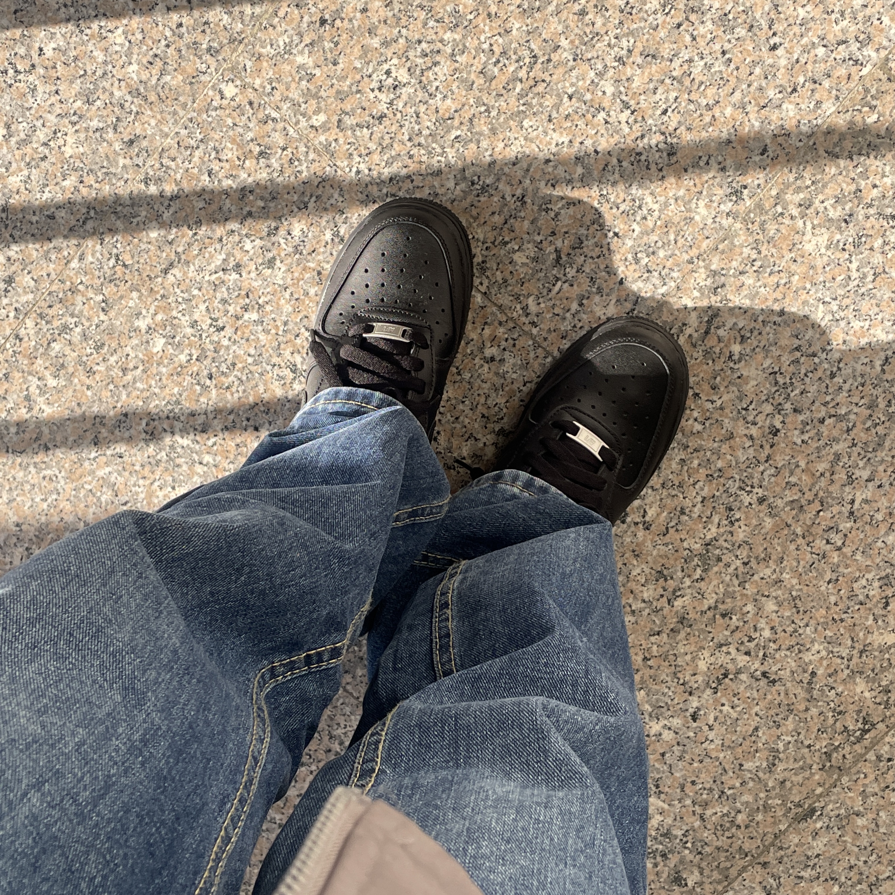 (W) Nike Air Force 1 '07 Low Triple Black 착용 스타일