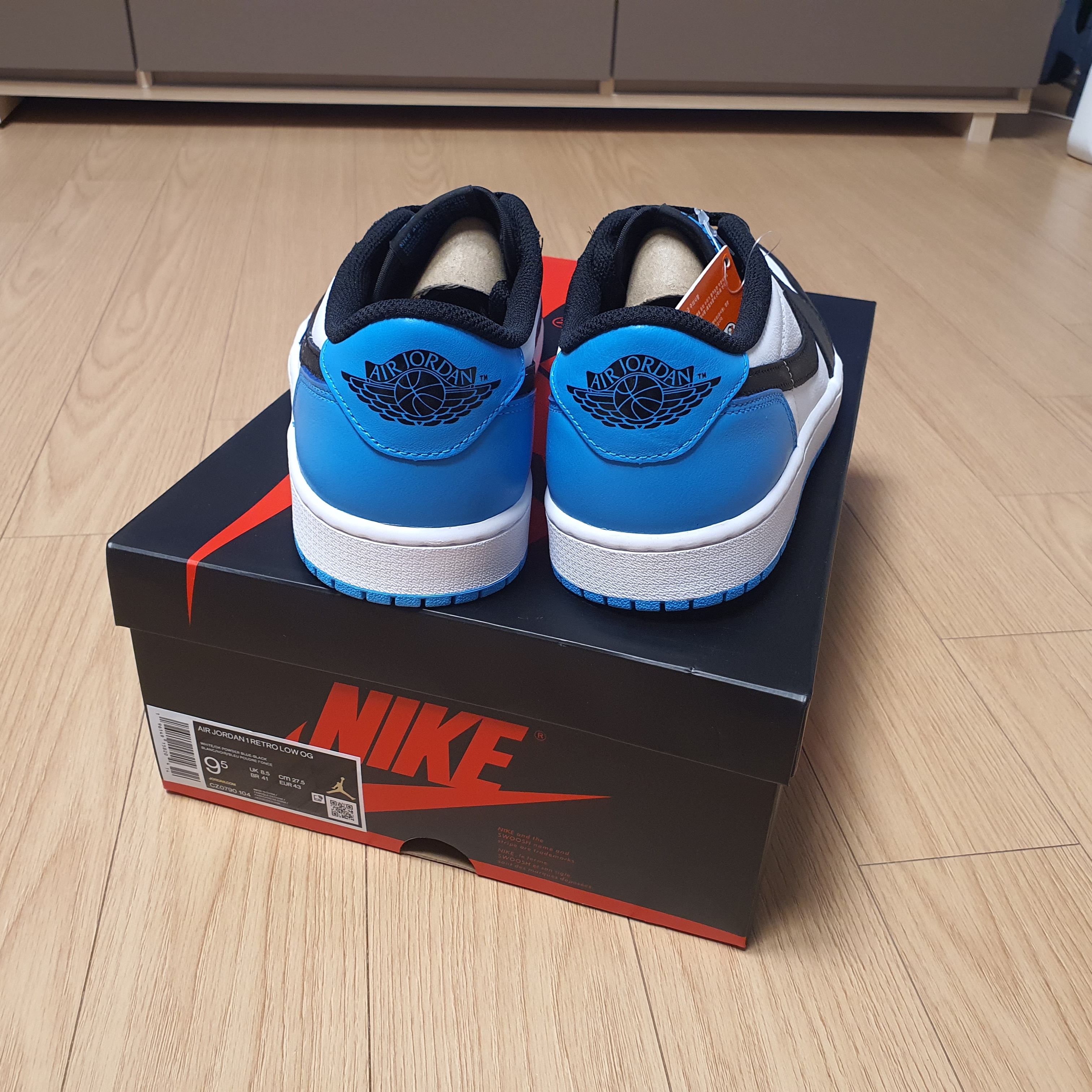 Jordan 1 Retro Low OG Black and Dark Powder Blue 착용 스타일 - 3