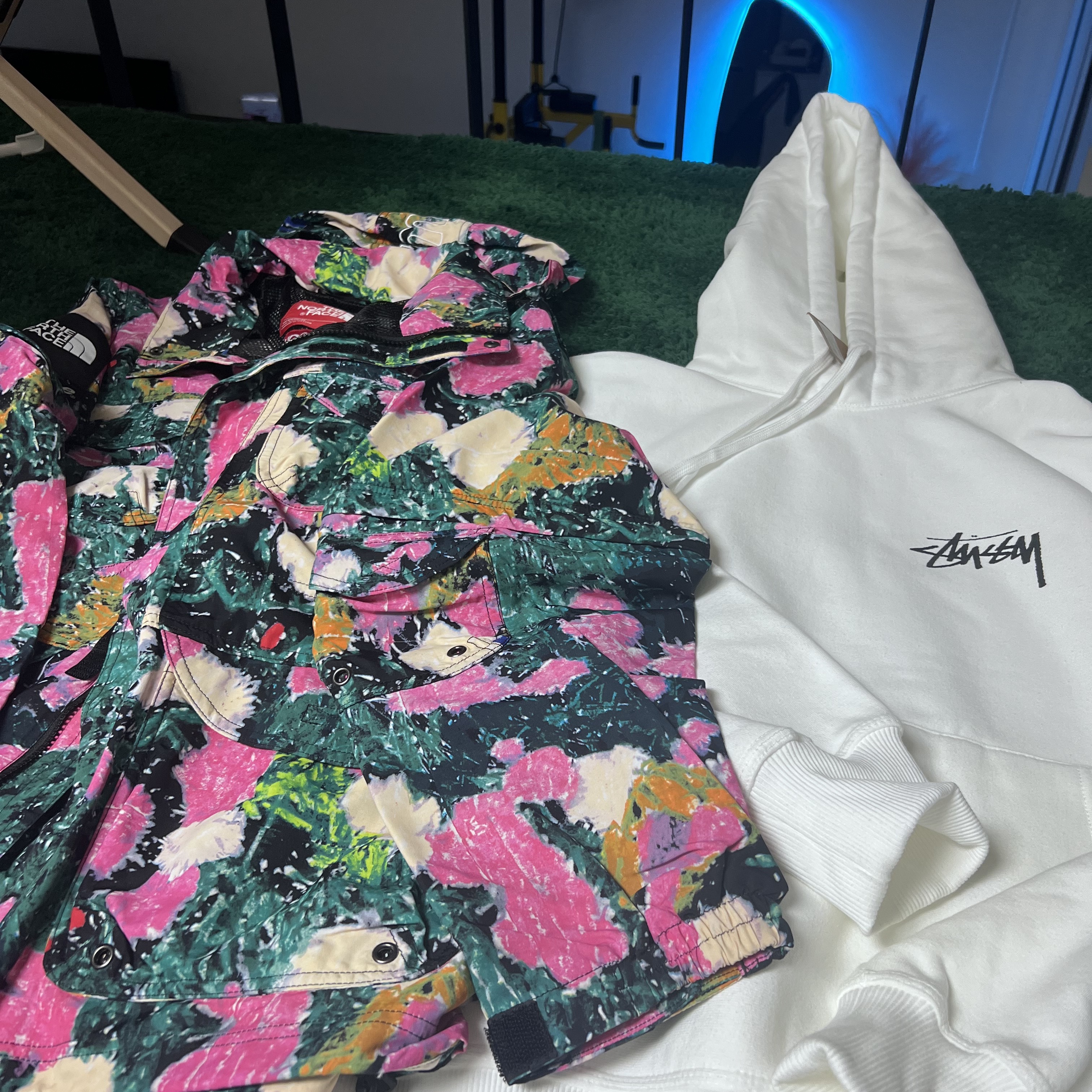 Supreme x The North Face Trekking Convertible Jacket Flowers - 22SS, Stussy 8 Ball Fade Hoodie White 착용 스타일 - 1