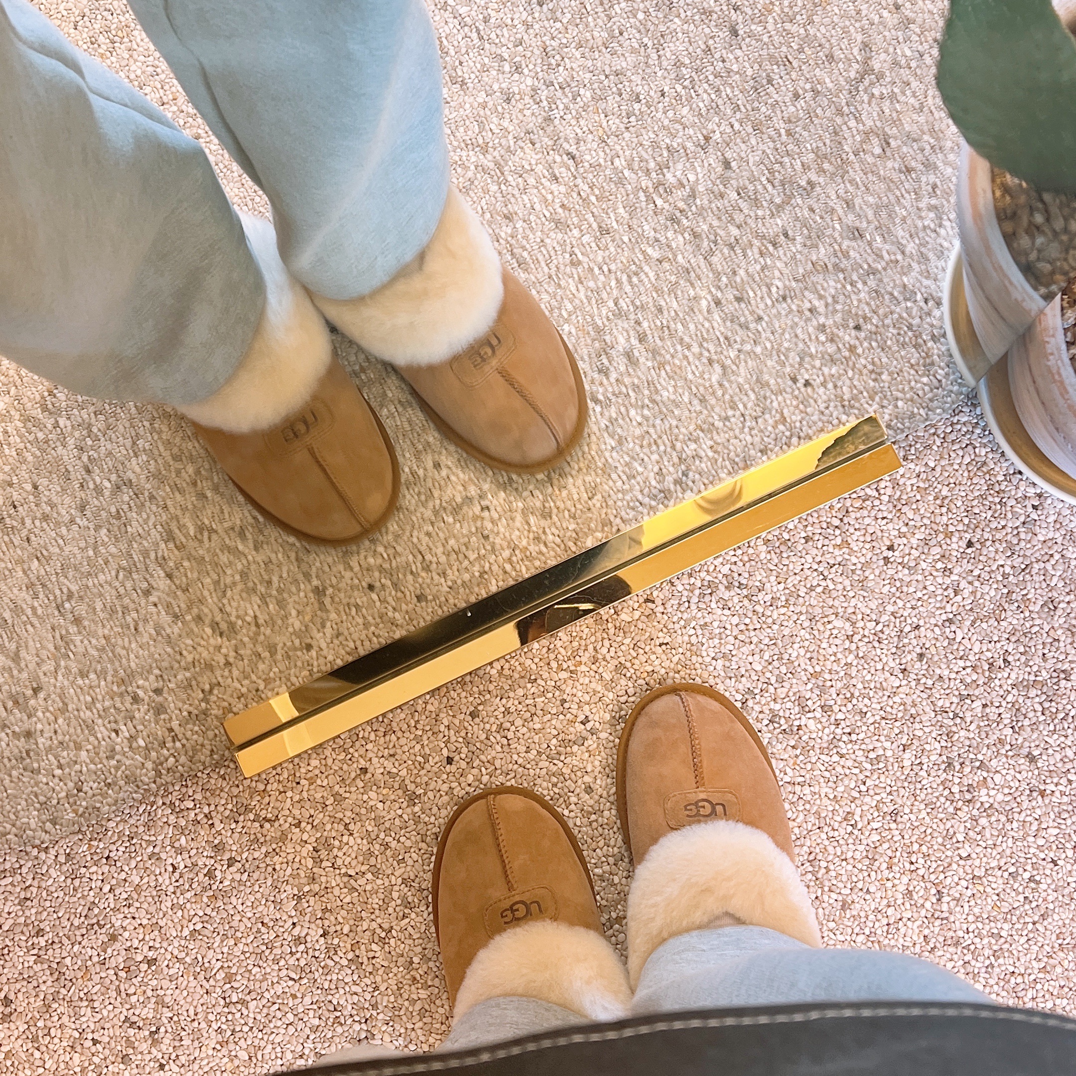 (W) UGG Coquette Slipper Chestnut 착용 스타일