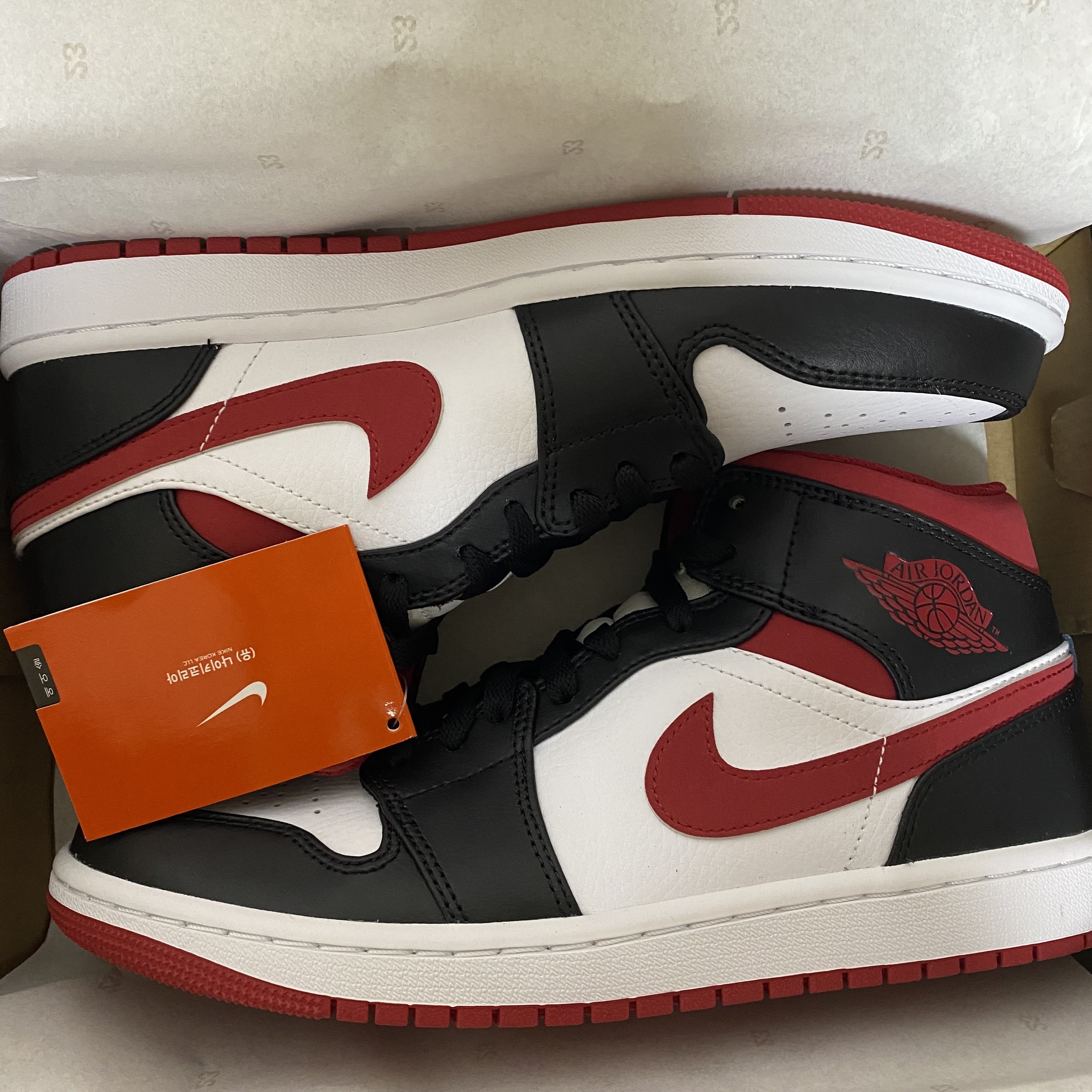 Jordan 1 Mid Gym Red Black White 착용 스타일