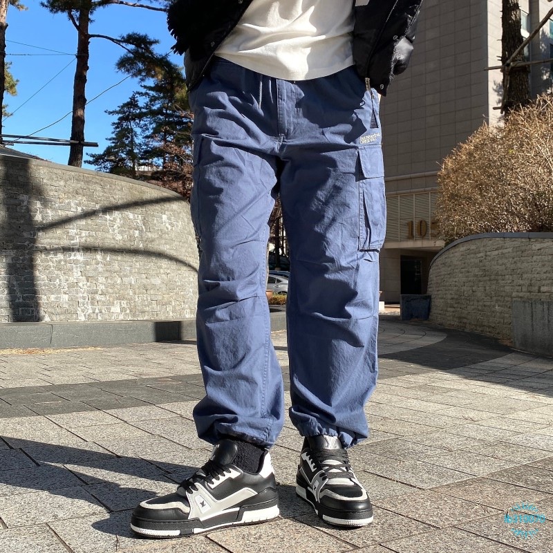 Louis Vuitton LV Trainer Sneakers Black, Louis Vuitton Monogram Classic Muffler Black 착용 스타일 - 2