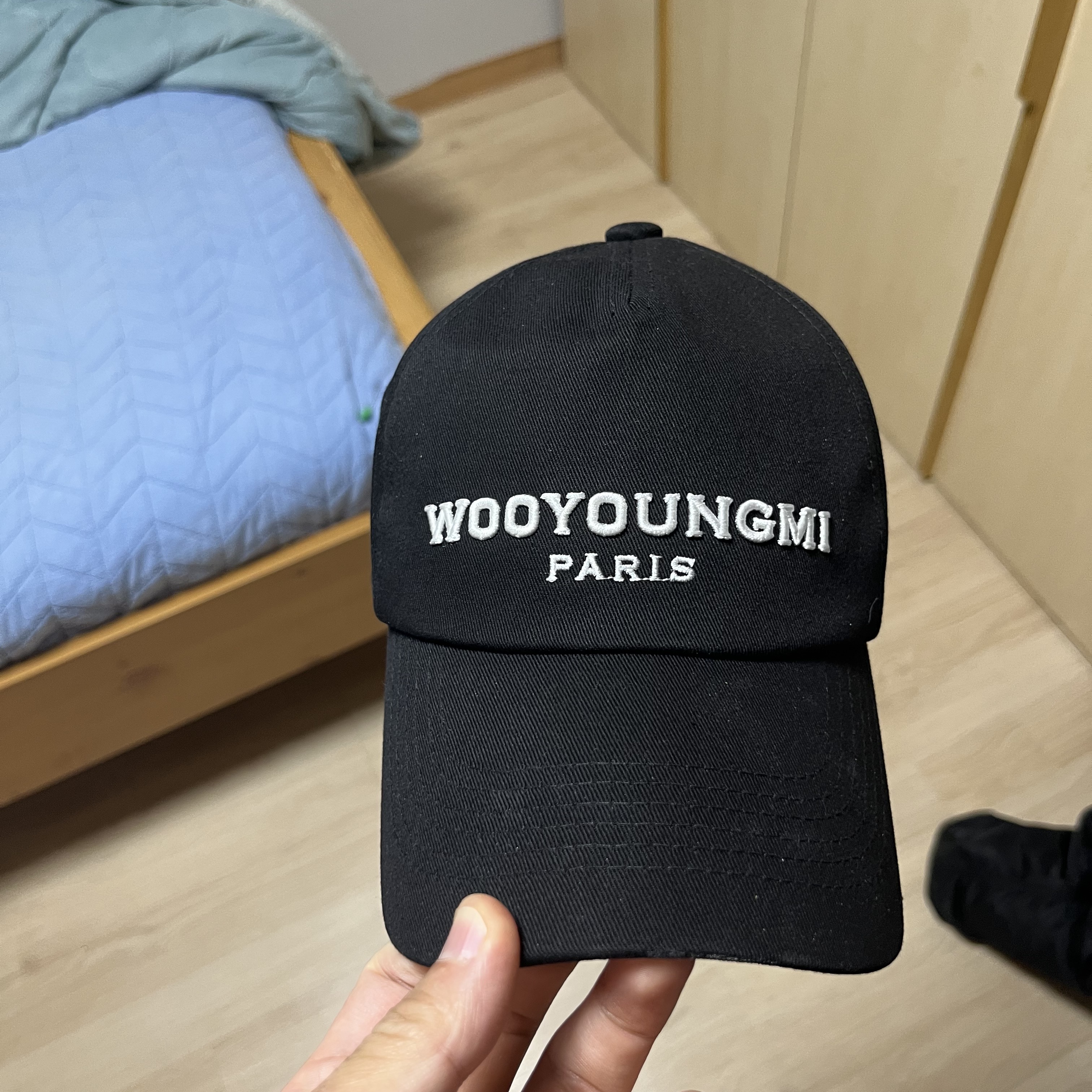 Wooyoungmi White Embroidered Logo Ball Cap Black 착용 스타일