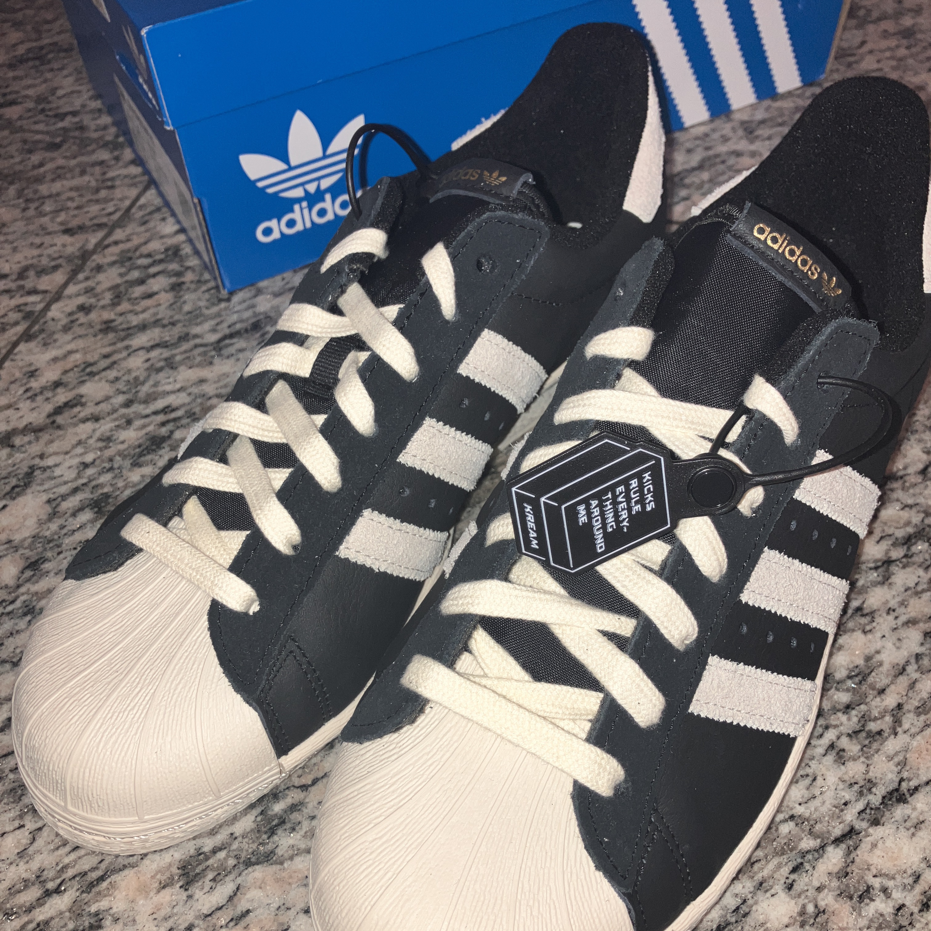 Adidas Superstar 82 Black White 착용 스타일 - 1
