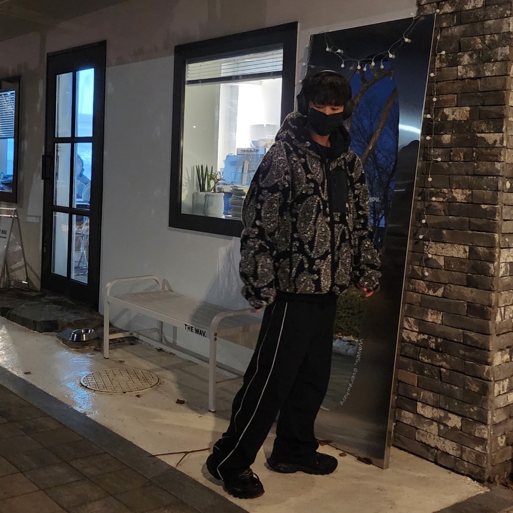 Stussy Hooded Sherpa Jacket Multi, Balenciaga Track Sneakers Triple Black 착용 스타일 - 2