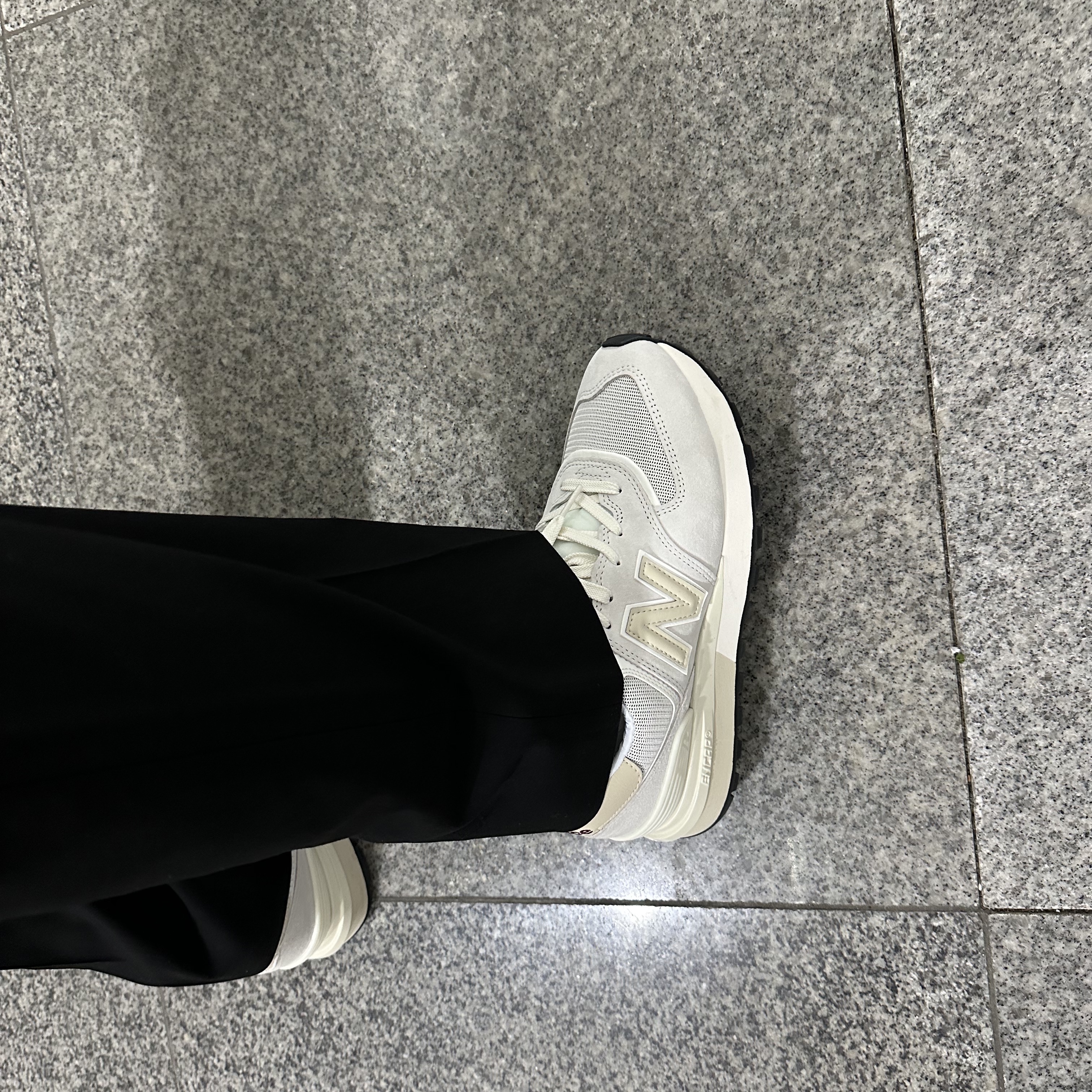 New Balance 574 Legacy Ivory 착용 스타일 - 1