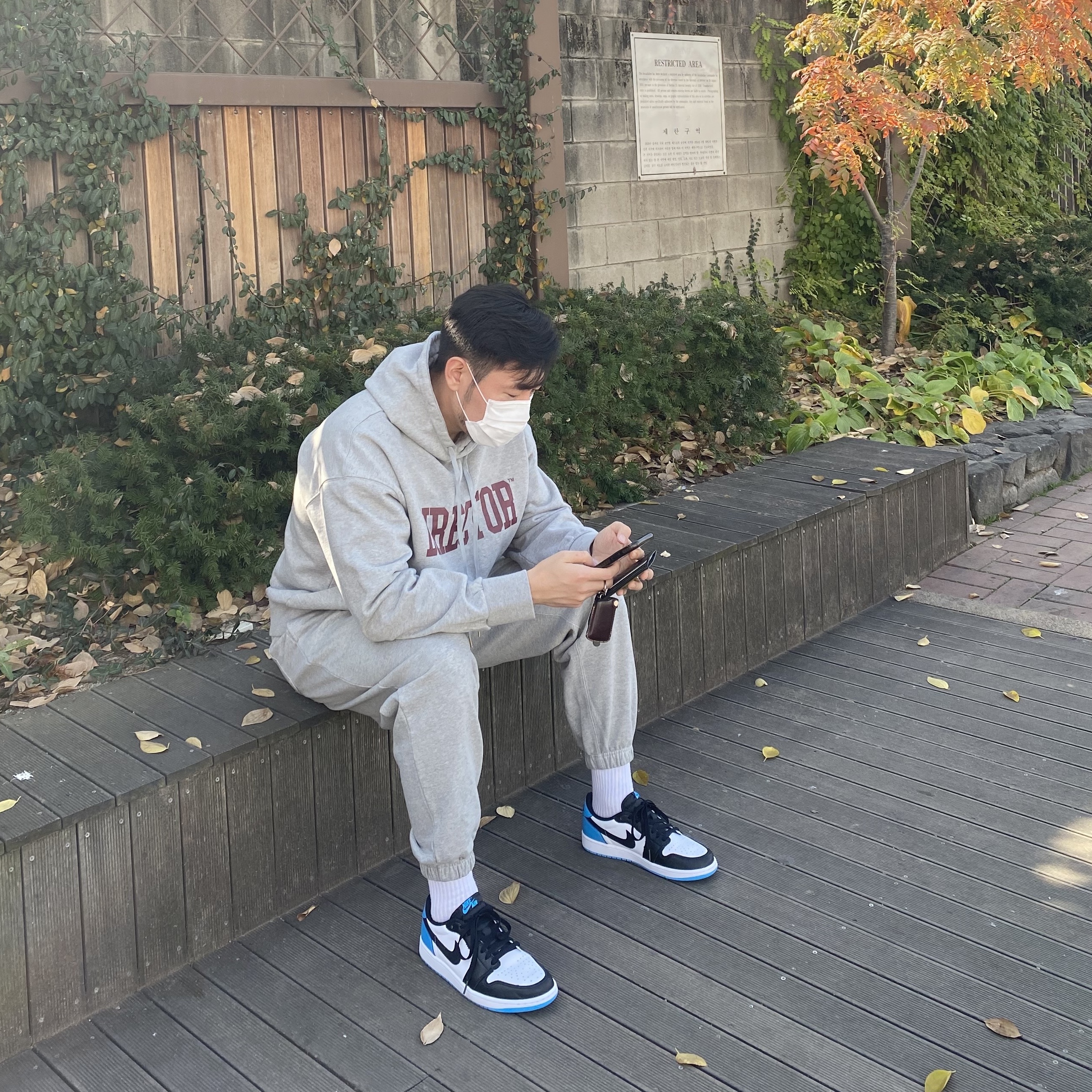 Jordan 1 Retro Low OG Black and Dark Powder Blue 착용 스타일