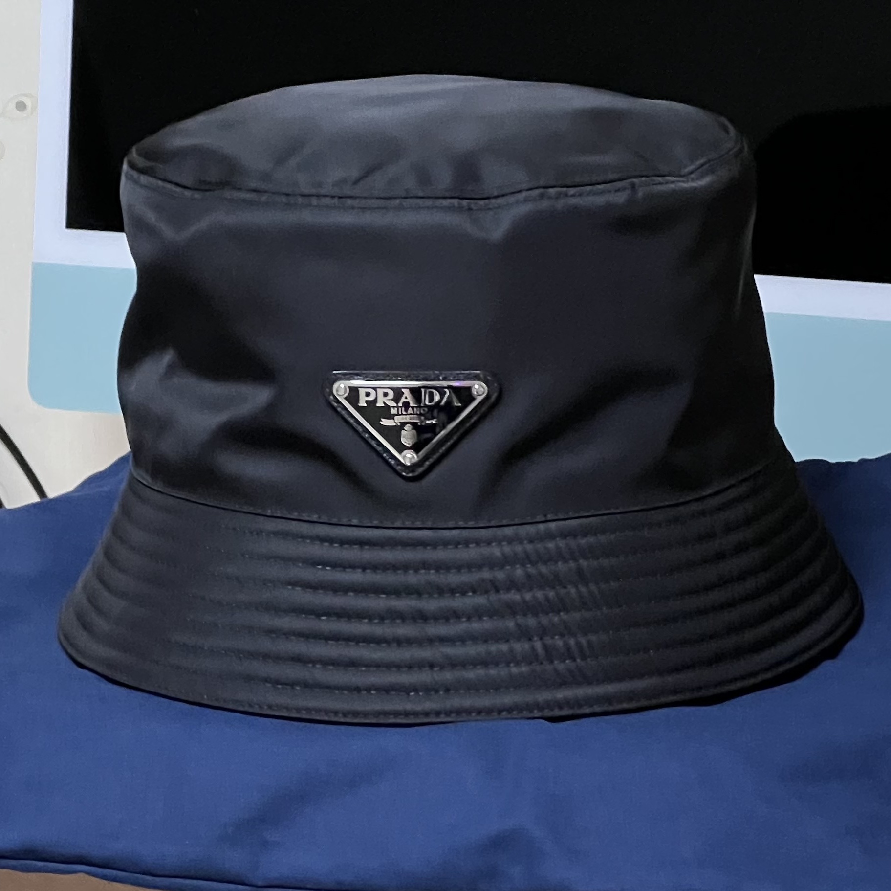 Prada Re-Nylon Bucket Hat Black 착용 스타일