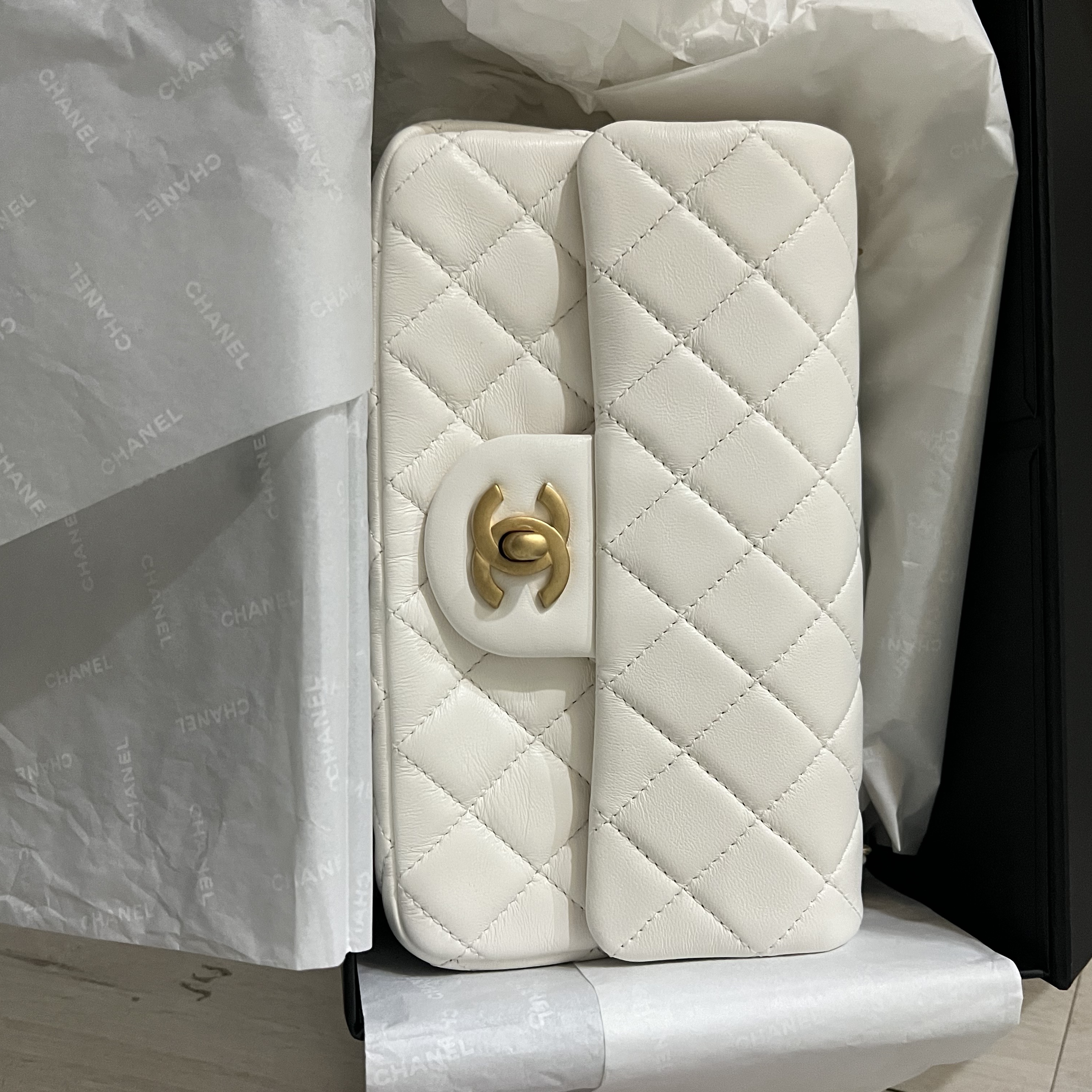 Chanel Flap Bag Lambskin & Gold White 착용 스타일 - 1
