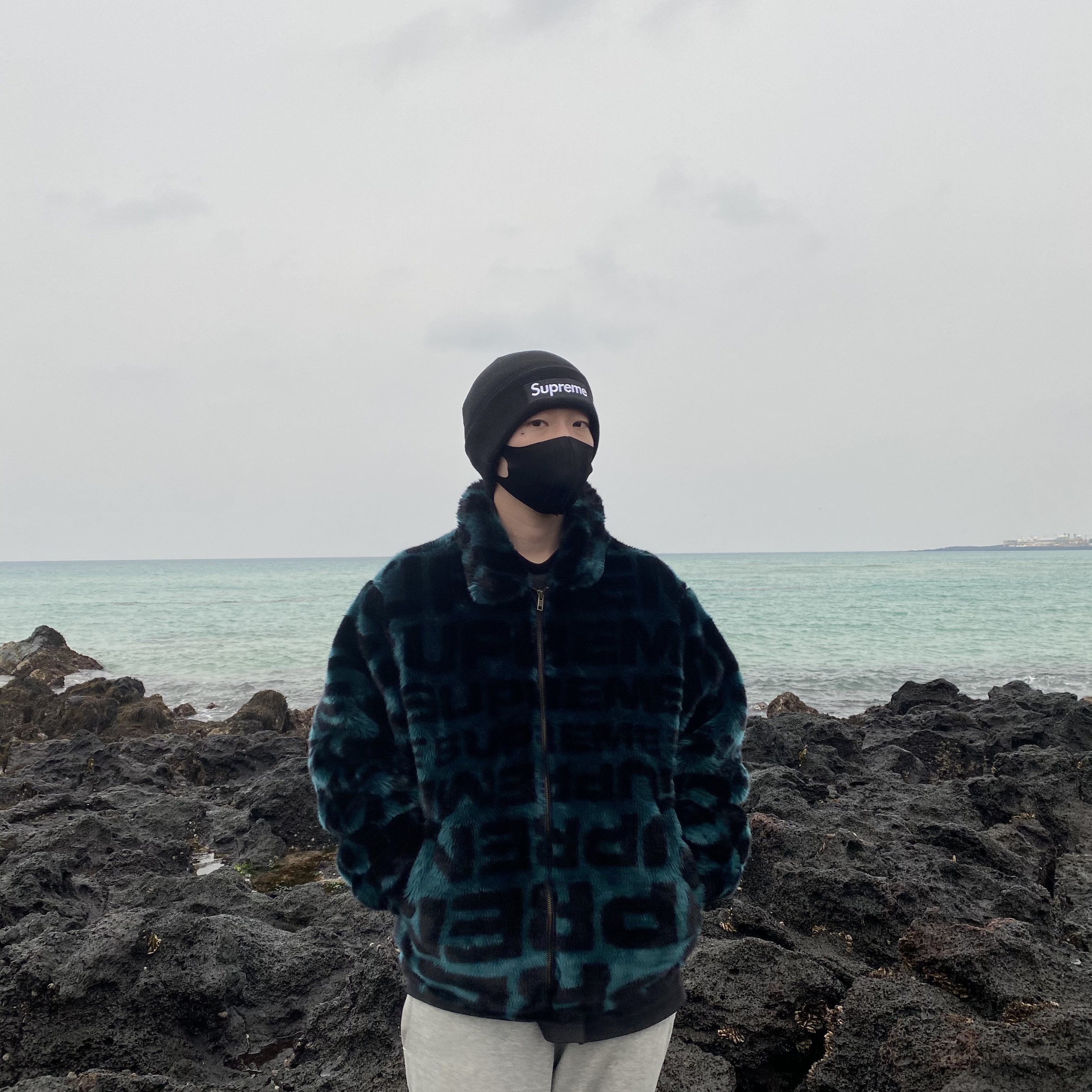 Supreme New Era Box Logo Beanie Black - 21FW, Supreme x The North Face Faux Fur Nuptse Jacket Black - 20FW 착용 스타일 - 1