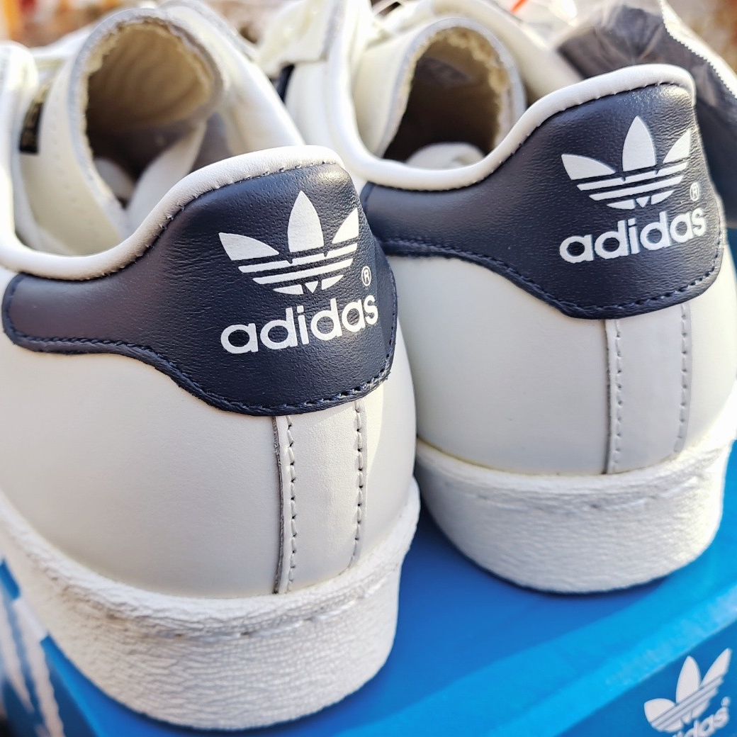 Adidas Superstar 80s DLX Vintage White Collegiate Navy, Adidas Superstar 80s Deluxe Vintage White Black 착용 스타일 - 2