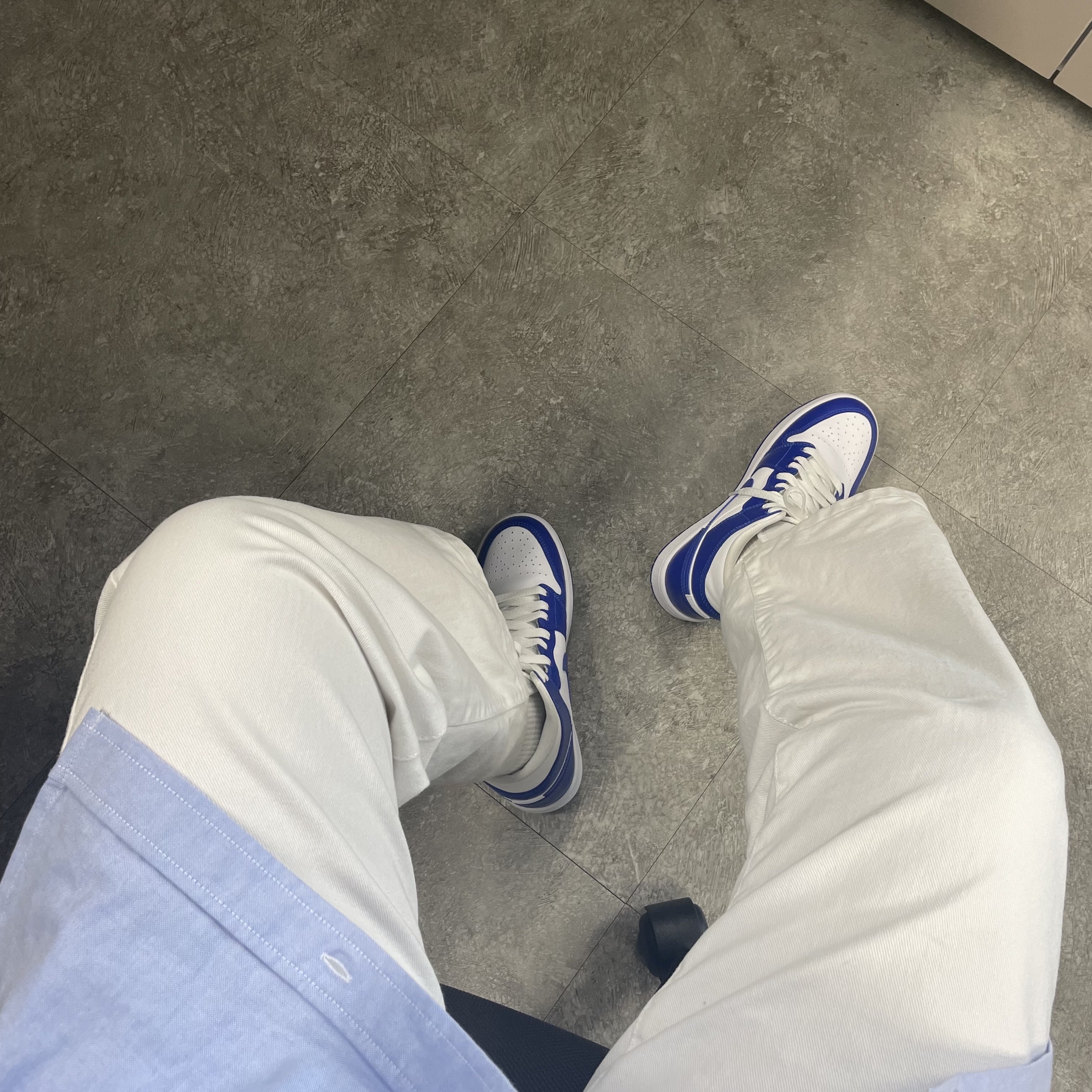 (W) Jordan 1 Mid White Hyper Royal 착용 스타일