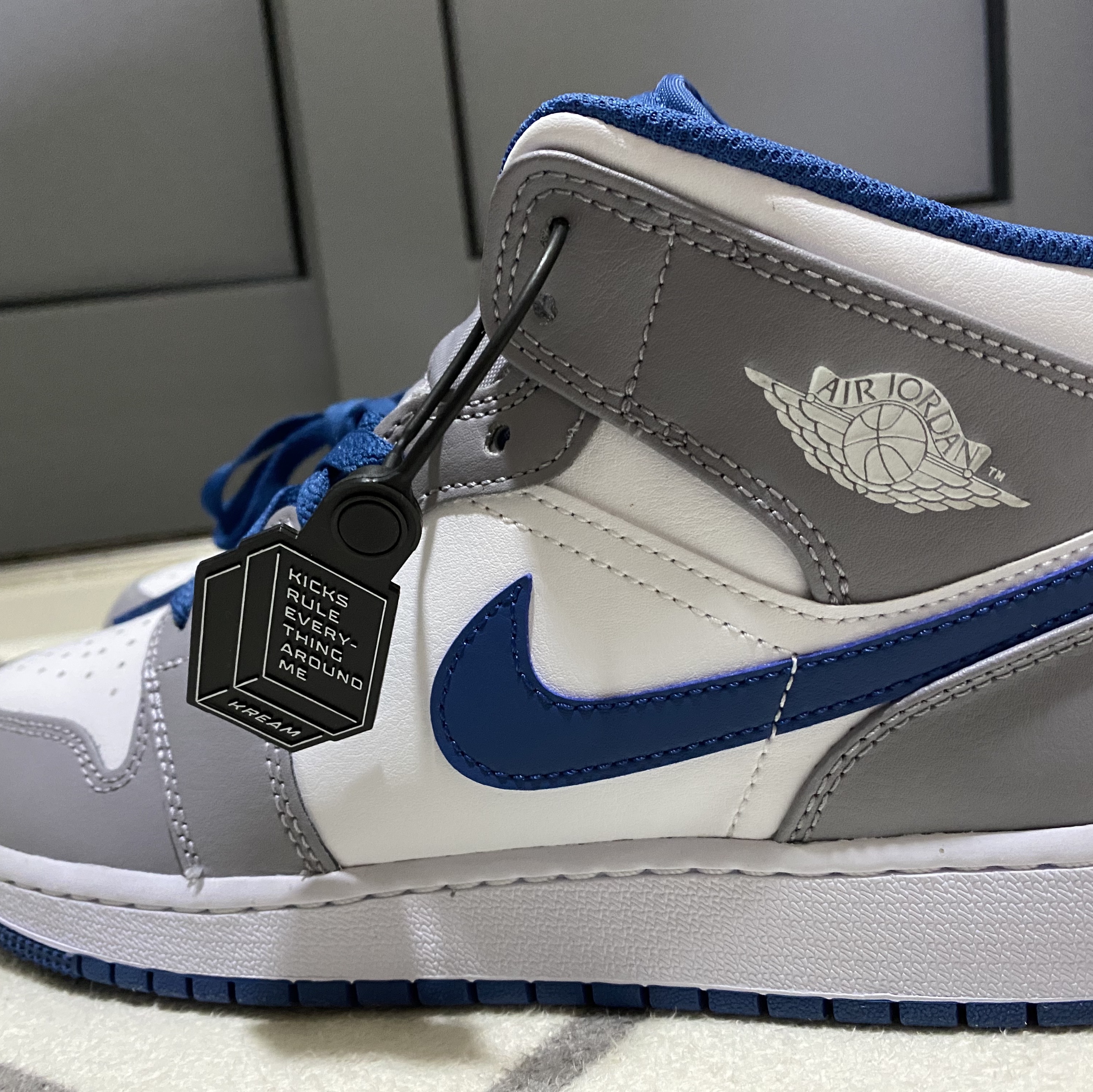 (GS) Jordan 1 Mid Cement Grey True Blue 착용 스타일 - 1