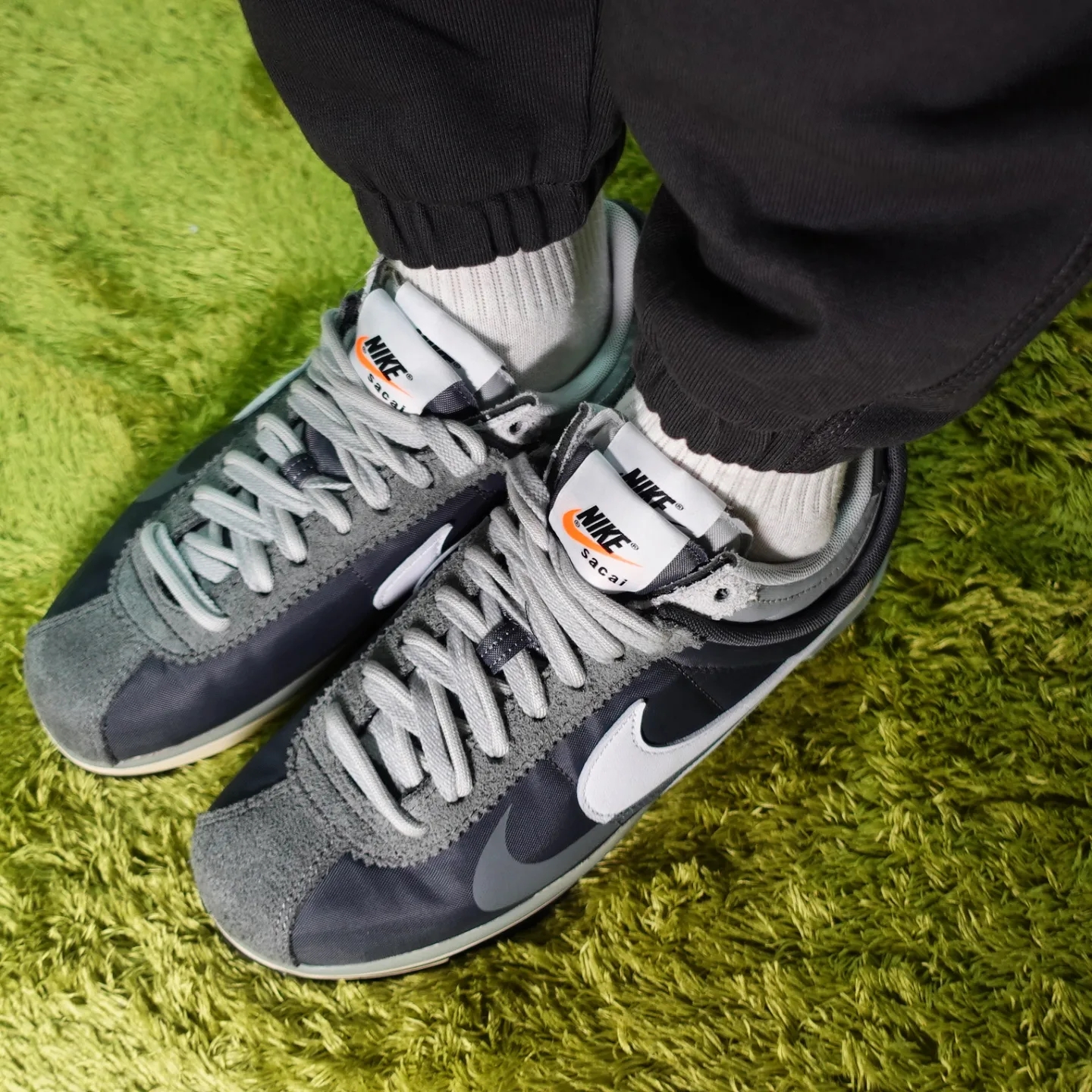 Nike x Sacai Zoom Cortez SP Iron Grey 착용 스타일 - 2
