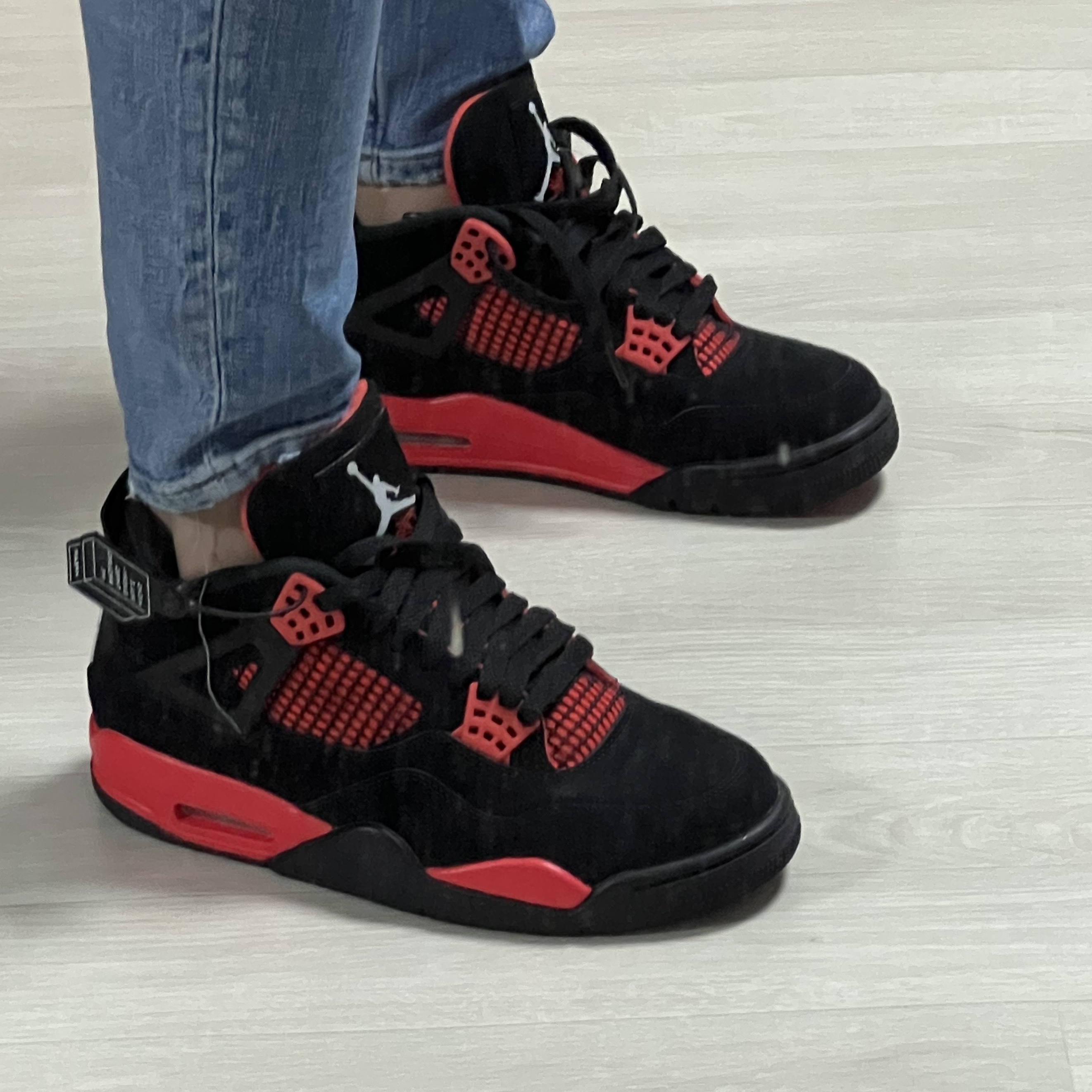 Jordan 4 Retro Crimson 착용 스타일 - 1
