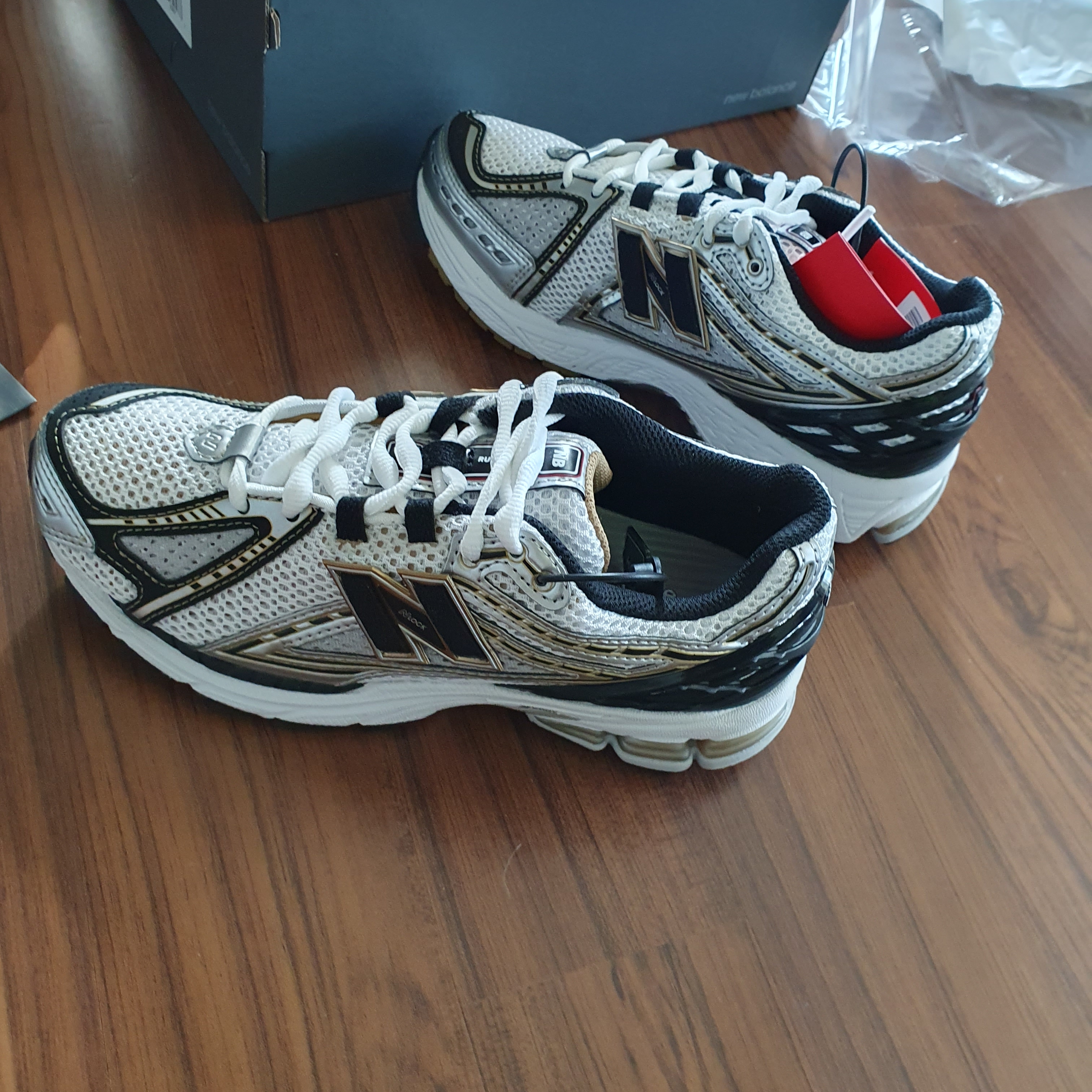 New Balance 1906R White Gold 착용 스타일