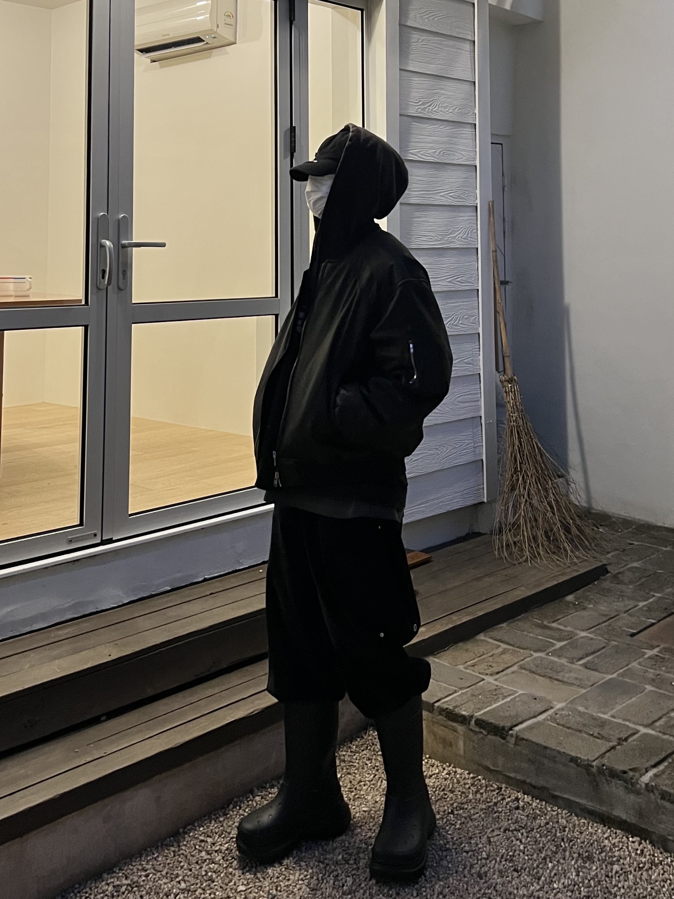 Balenciaga x Crocs Rubber Boot Black 착용 스타일 - 1