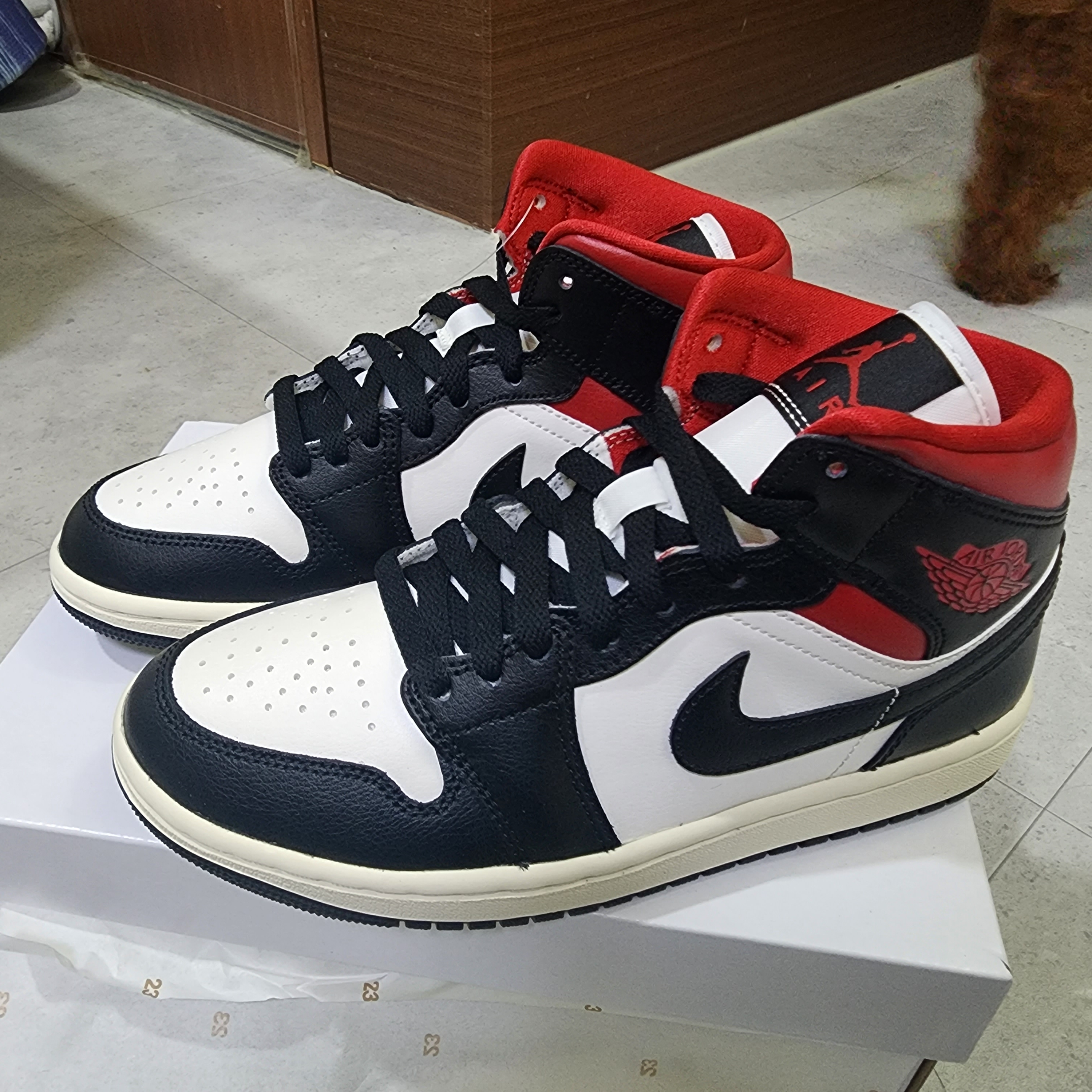 (W) Jordan 1 Mid Black Gym Red 착용 스타일 - 1