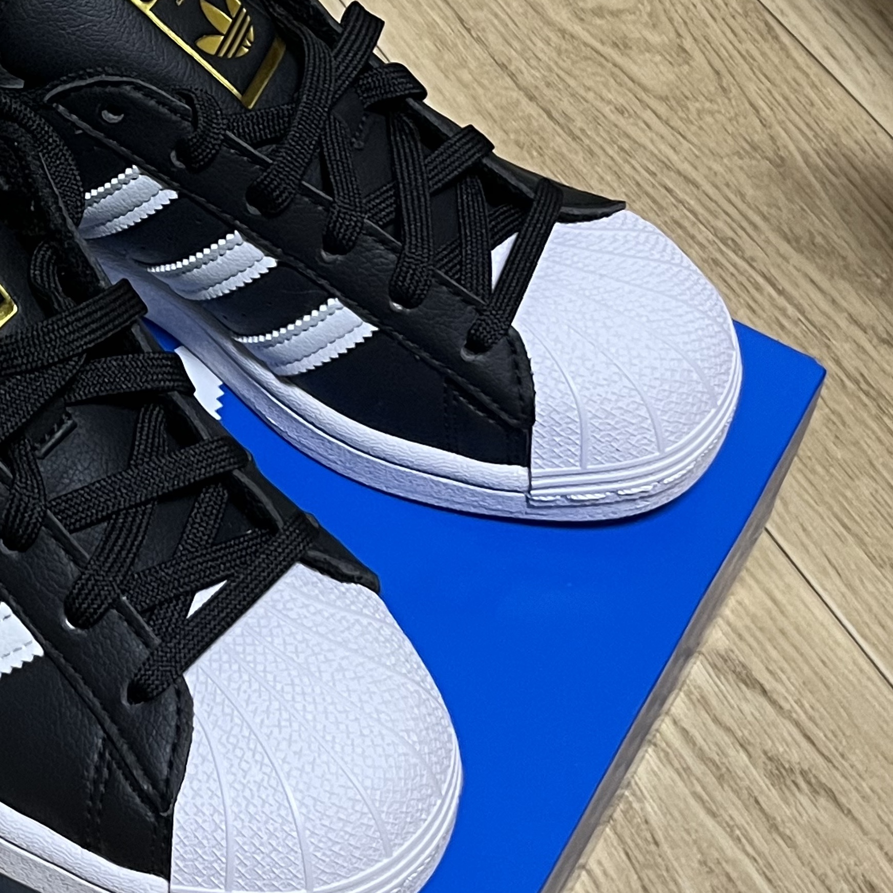Adidas Superstar Vegan Core Black Cloud White 착용 스타일 - 2