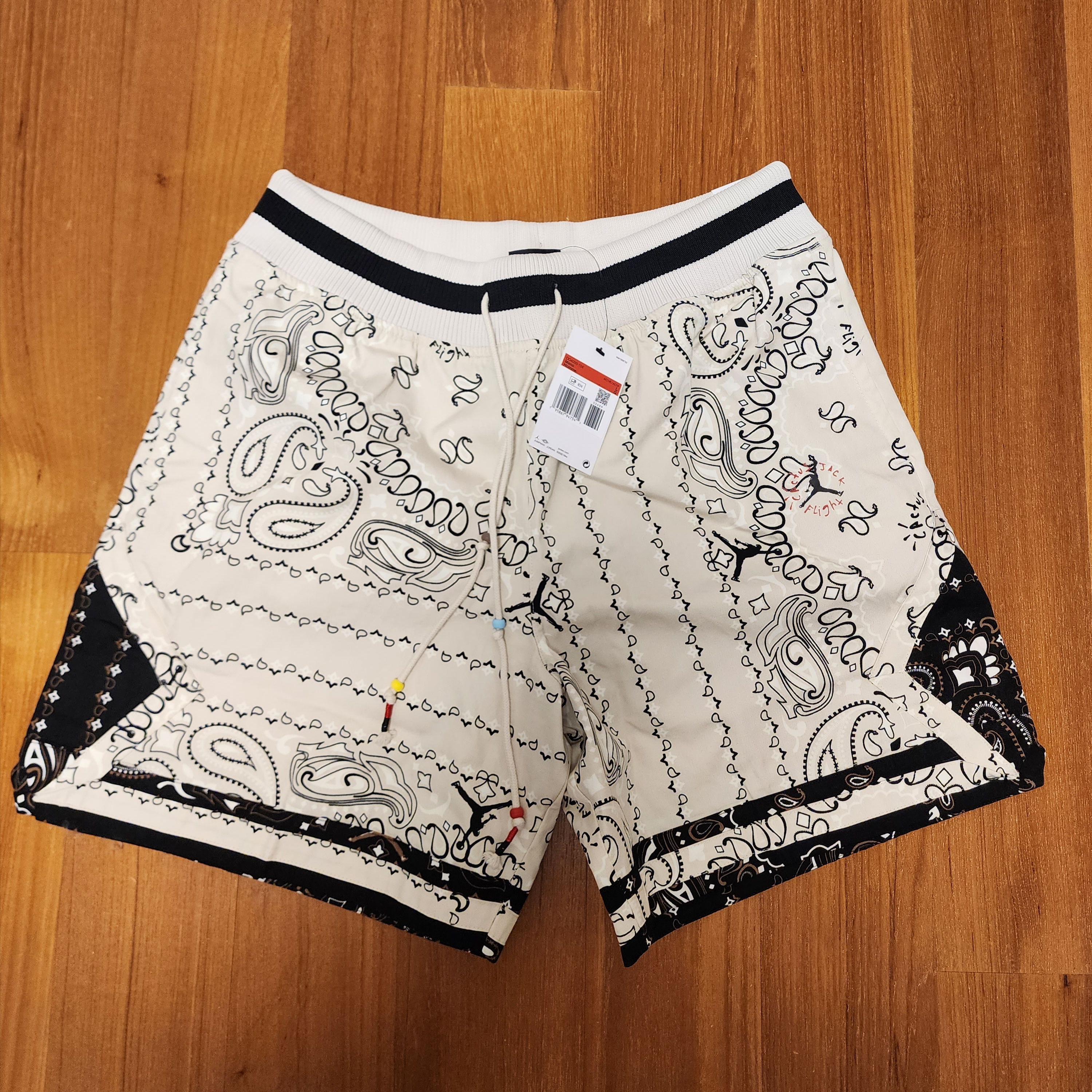 Jordan x Travis Scott Shorts Light Iron Ore - US/EU 착용 스타일 - 1