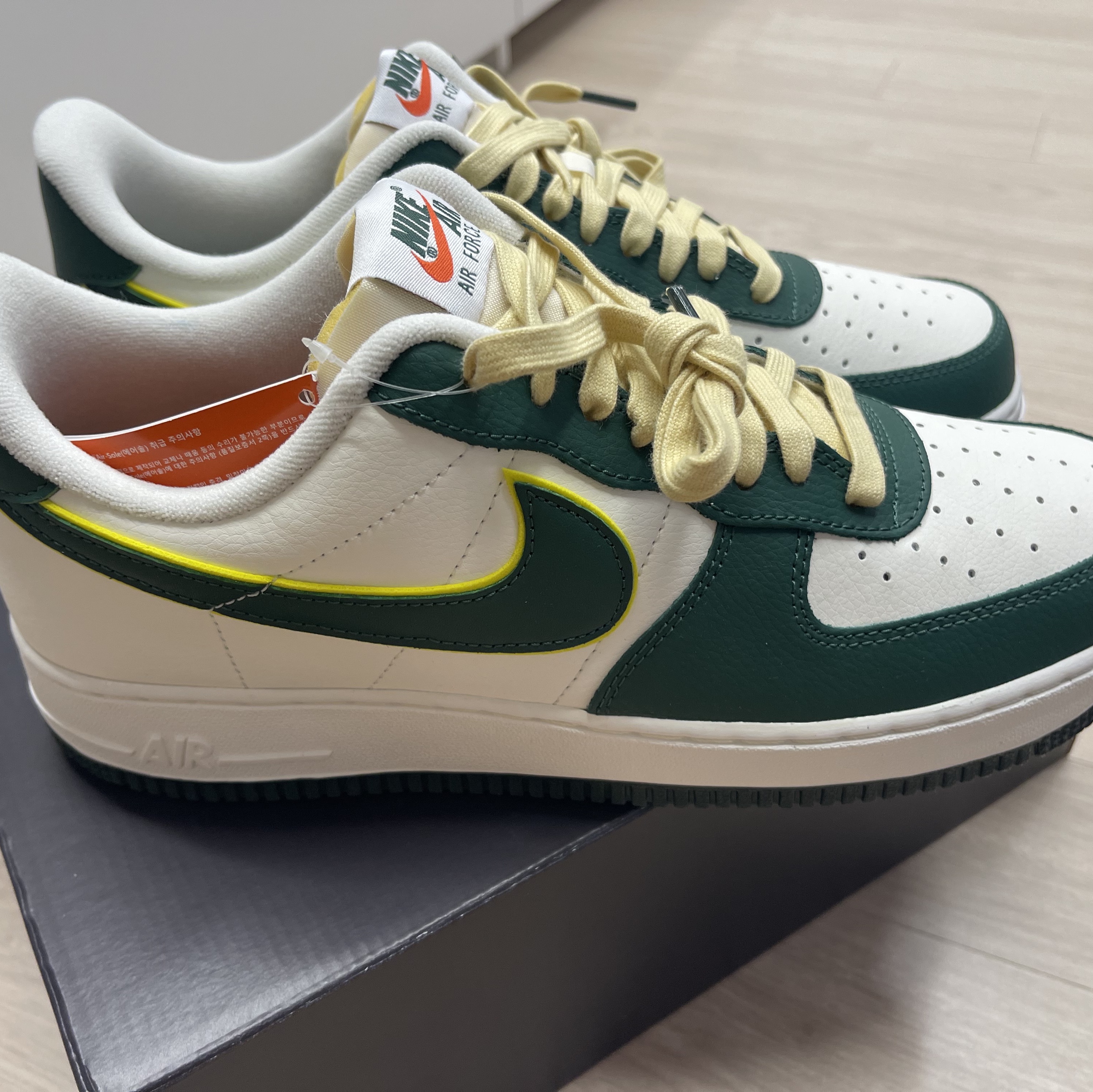 Nike Air Force 1 '07 LV8 Sail Noble Green 착용 스타일 - 1