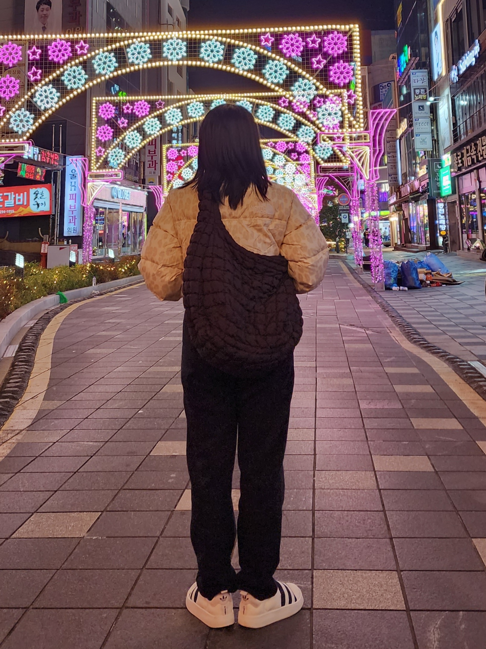 (W) The North Face Print Nuptse Short Jacket Silver Grey Leopard Print, COS Quilted Oversized Shoulder Bag Brown 착용 스타일 - 2