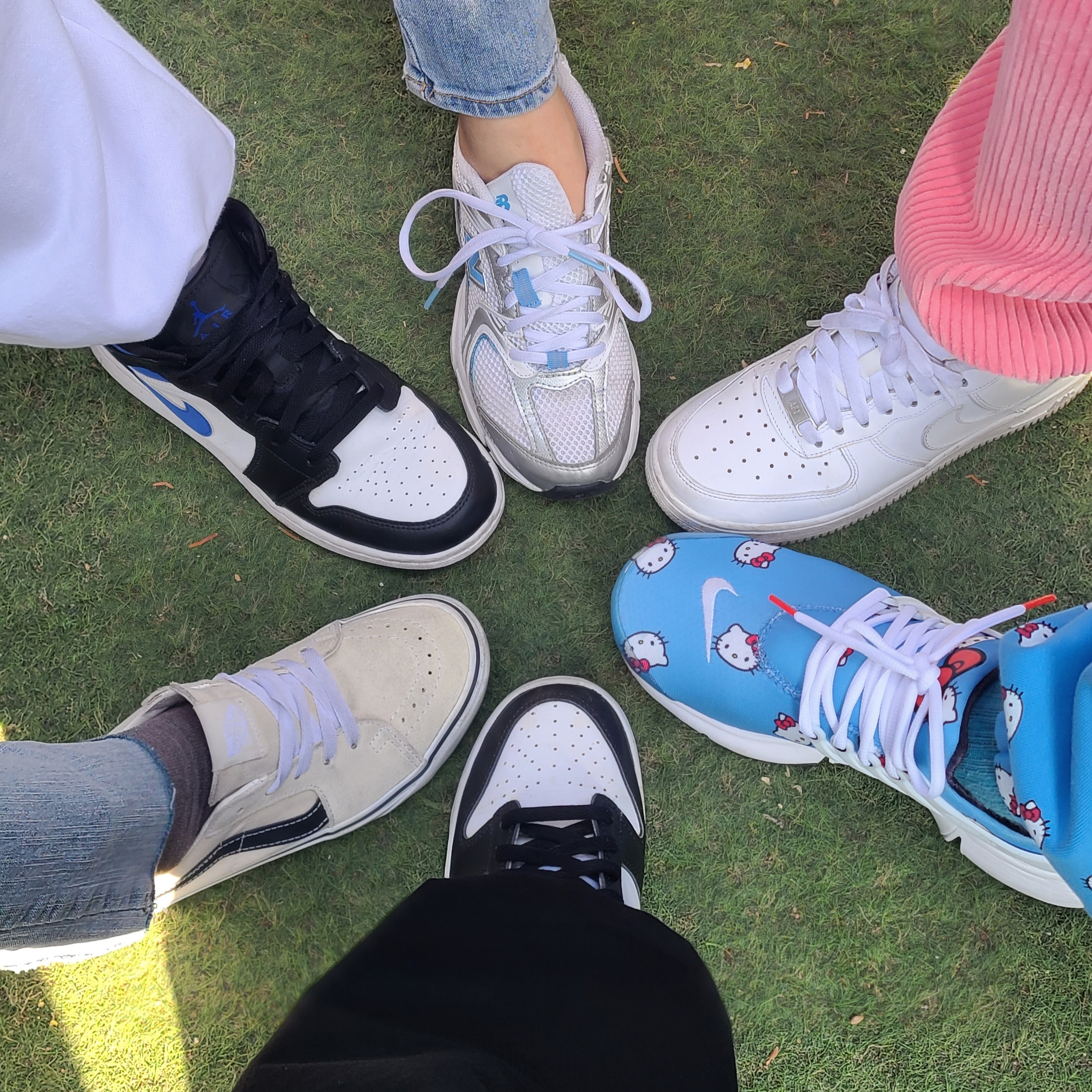 Jordan 1 Mid Racer Blue, Nike Air Force 1 '07 Low White 착용 스타일