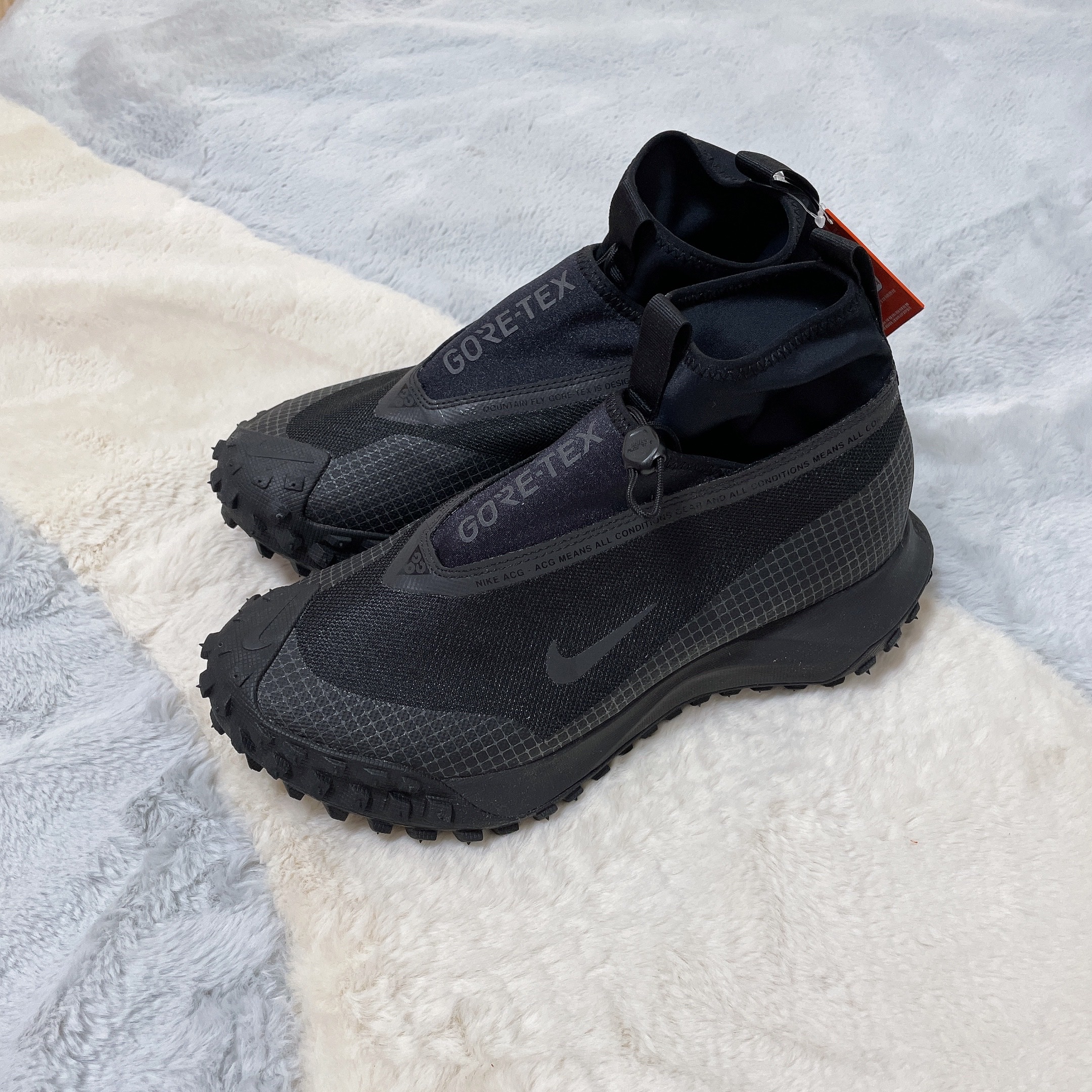 Nike ACG Mountain Fly Gore-Tex Black and Dark Grey 착용 스타일 - 1