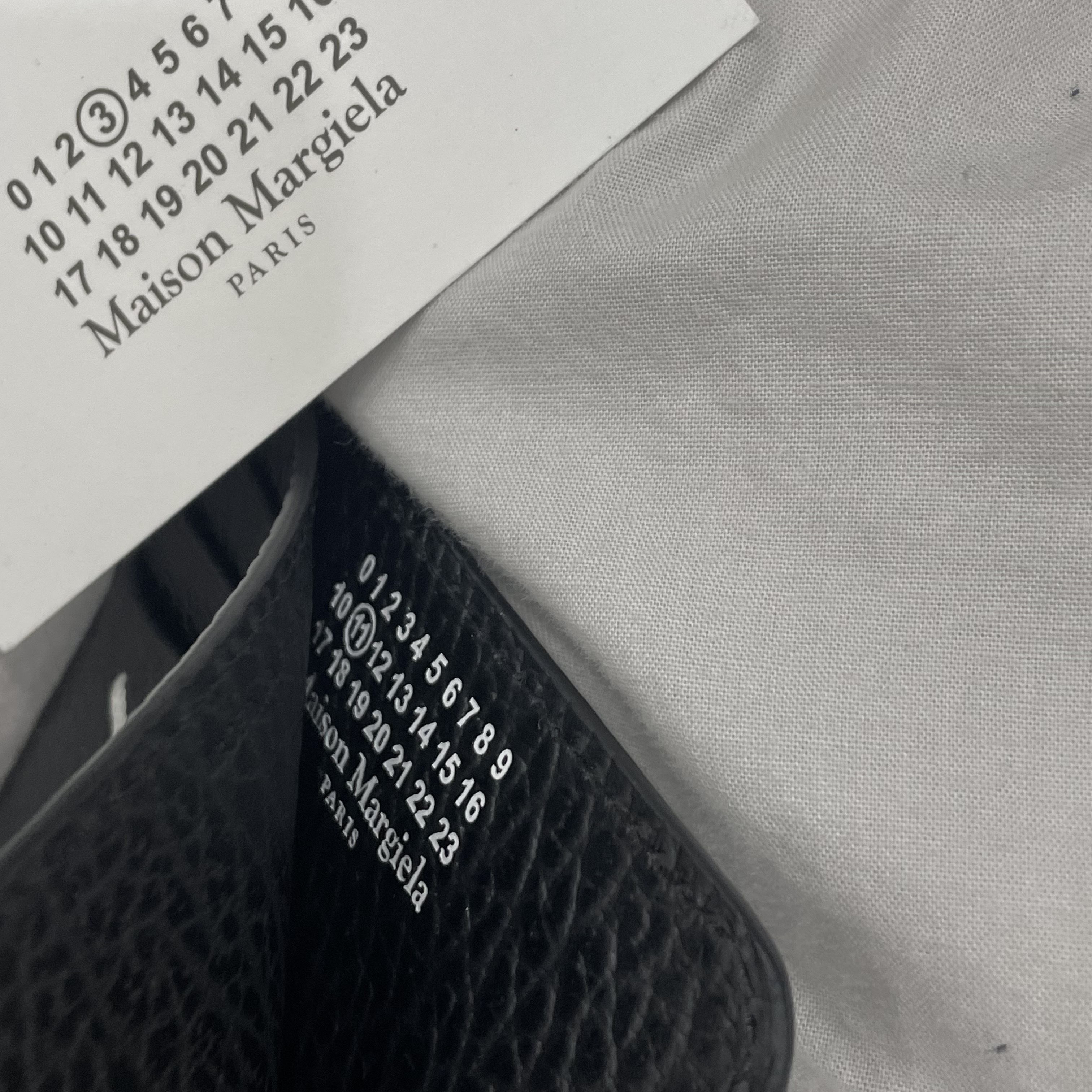 Maison Margiela Stitch Card Holder Black 착용 스타일 - 3